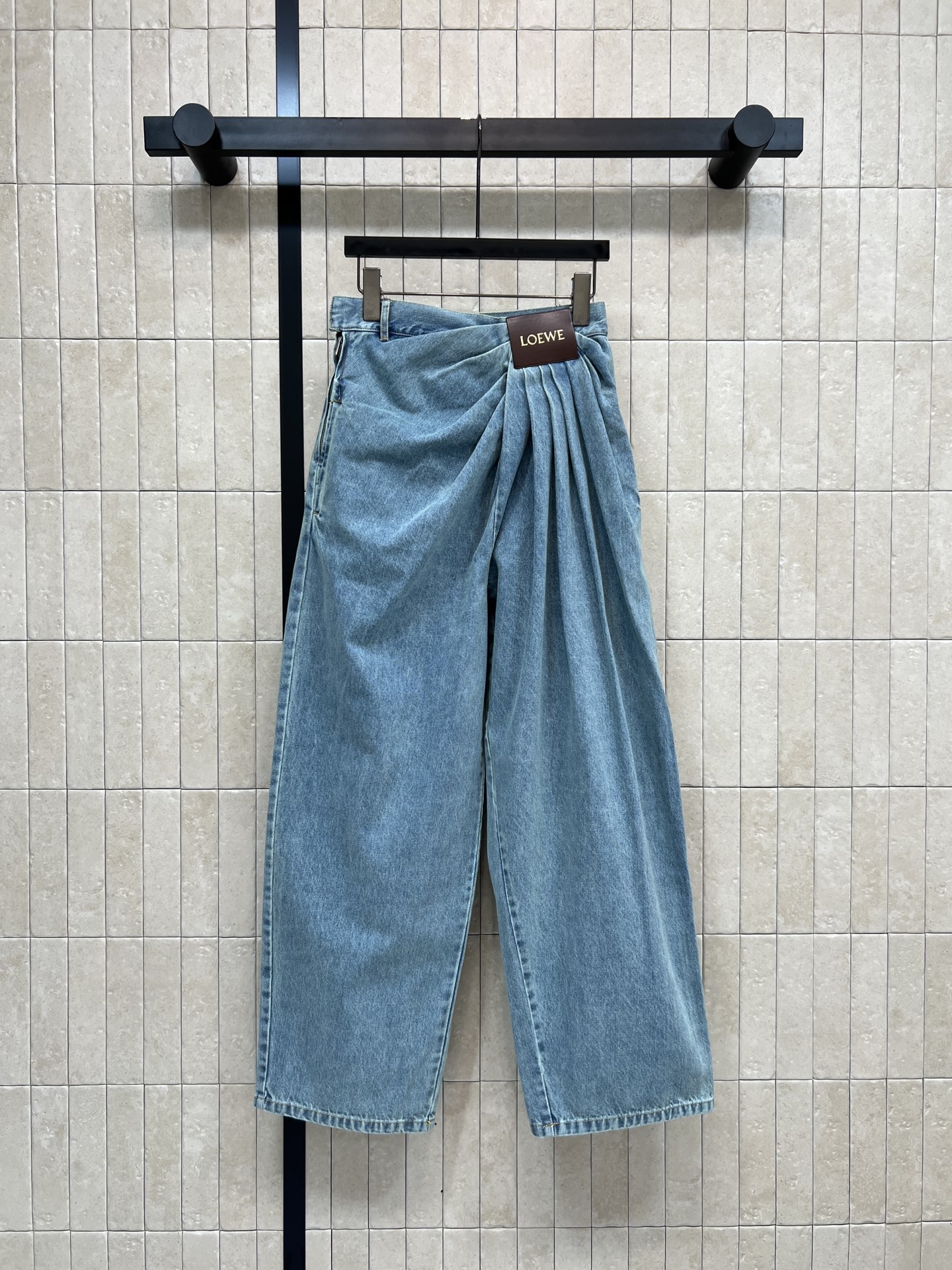 NO:625691,LW Home’s 25 new autumn and winter style denim wide-leg pants with pleated logo leather decoration, high-waisted logo leather decoration with side zipper, high-waist pleated design, loose wide-leg version, the upper body shows great body proportions, looks slim and must-have, heavy-duty washed denim, looks cool with any combination, has a strong visual impact, matched with a series of jackets, the upper body raises the proportion of the legs, looks slimmer, taller and cool, looks good with any combination, easily maintains a good figure, recommended for daily outings and leisure  Four sizes in one color Size/S-M-L- XL,,jackets & coats,alexander wang19860909LW家 25秋冬新款 褶皱logo皮革装饰牛仔阔腿裤 侧拉链高腰logo皮革点缀 高腰皱褶设计 宽松阔腿版型 上身巨显身材比例 显瘦绝绝子 重工洗水牛仔 随便搭配都很酷 视觉冲击感超强 搭配系列外套上身抬高腿部比例 显瘦显高又酷帅 随便搭配都好看 轻松拿捏好身材 日常出街休闲推荐 一色四码Size/S-M-L- XL,,jackets & coats,alexander wang,Women's clothing