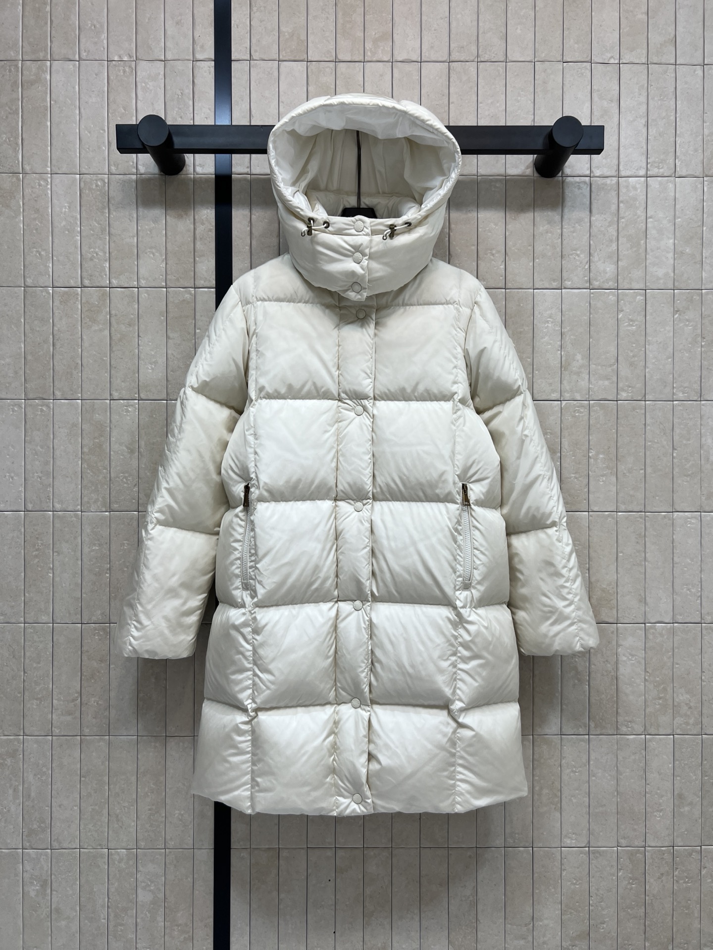 NO:625720,Equipped with dust bag MO Home 25 new autumn and winter style hooded stand-collar long down jacket. The fabric is high-quality and textured. The high-neck design and windproof large hood are removable for more comprehensive warmth. The silkworm-shaped version is fashionable and handsome for age reduction. National standard 90 goose down filling. Light and comfortable. Long version upper body. Super warm. Easy to create a temperamental beauty atmosphere in winter. Both style and warmth. Two colors and four codes 1-2-3-4,,down  jacket,hats,alexander wang19860909配防尘袋MO家 25秋冬新款 连帽立领长款羽绒服 面料高级有质感 高领设计防风大帽子可拆卸 保暖更全面 蚕形版型减龄时髦又帅气 国标90鹅绒填充 轻盈舒适 长款版型上身 超级保暖 冬日轻松拿捏气质美女氛围 既有风度又有温度 两色四码1-2-3-4,,down jacket,hats,alexander wang,Women's clothing