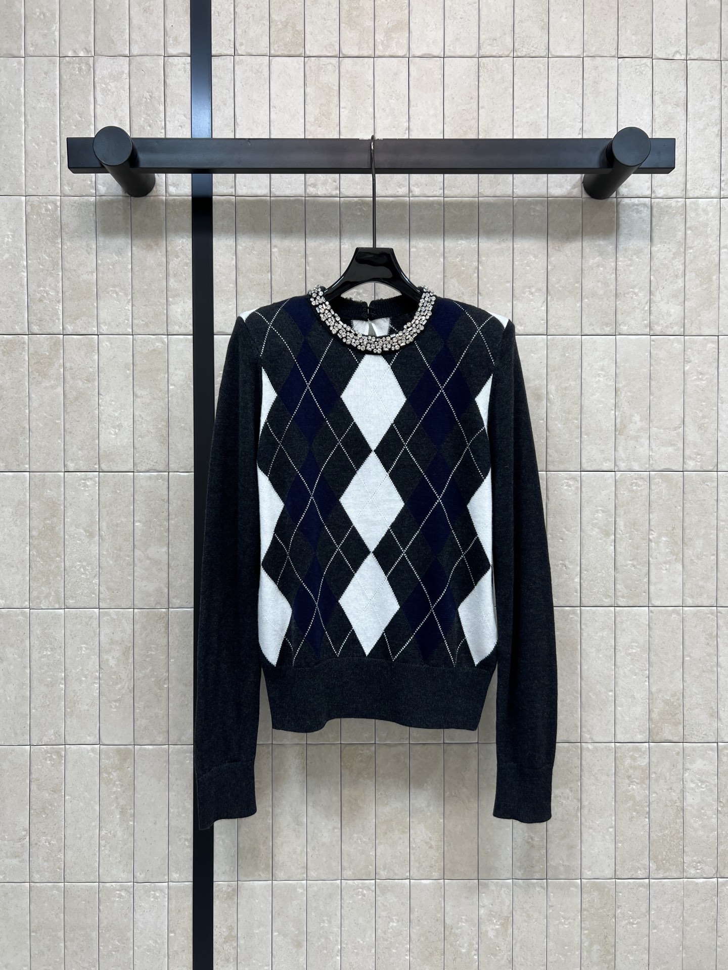 NO:625697,Self 26 new early spring diamond knit sweater, gray mixed color design + exquisite diamond embellishment, round neck, retro and fashionable!  High-quality sheep wool, soft and skin-friendly, super comfortable to wear in autumn and winter, classic rhombus texture, full of college style, round neck and long sleeves, simple and elegant, easy to manage for commuting and leisure, match with pleated skirt or jeans, switch elegant or casual at will, one color, three sizes SML,,skirts,jeans,alexander wang19860909Self 26早春新款 菱格针织衫 灰混色设计+精致钻饰点缀 圆领 复古又时髦！高品质绵羊毛 柔软亲肤 秋冬穿超舒服 经典菱格纹理 学院风满满 圆领长袖简约大方 通勤休闲都能轻松驾驭 搭配百褶裙或牛仔裤 优雅or休闲随心切换 一色三码 SML,,skirts,jeans,alexander wang,Women's clothing