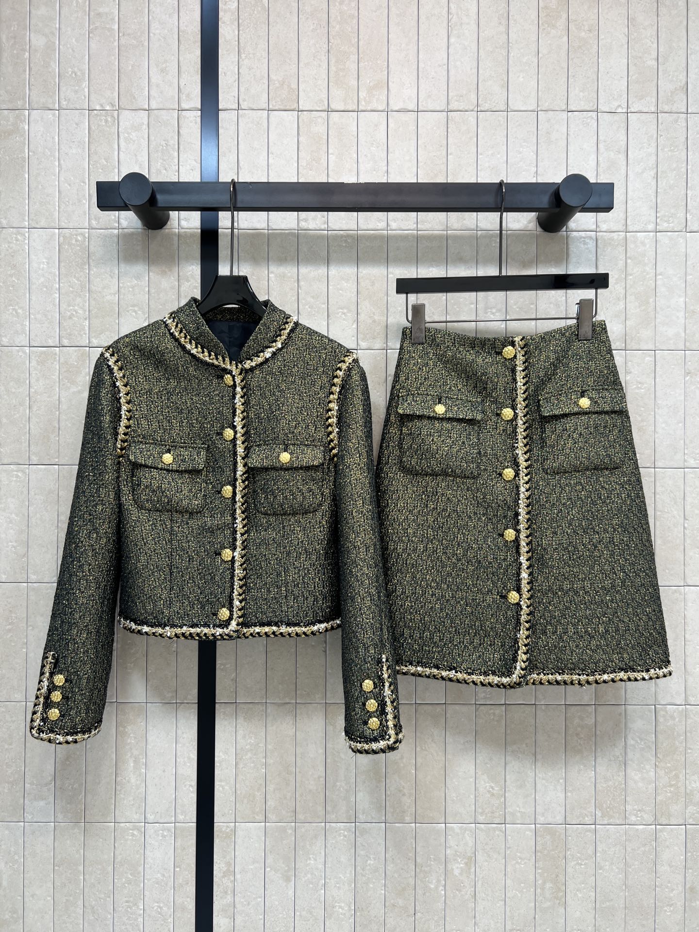 NO:625704,Jacket and skirt Xiaoxiangjia 25 new autumn and winter style Xiaoxiangfeng wool suit Small stand-up collar jacket + single-breasted skirt Woolen woolen material Thick and warm A must-have for autumn and winter!  Classic small fragrance design, black gold background + gold braided edges, full of sophistication~ Small stand-up collar + shoulder pad tailoring to modify the body shape. The shoulder sleeves and front hem details are super layered. Metal buttons + flap pockets are practical and fashionable. Paired with skirts from the same series, intellectual and elegant. Perfect for year-end parties or formal occasions!  One color and three codes,,chanel,skirts,jackets & coats,alexander wang19860909外套半裙小香家 25秋冬新款 小香风羊毛套装 小立领外套+单排扣半身裙 粗纺羊毛呢材质 厚实保暖 秋冬必备！经典小香风设计 黑金底色+金丝编织捆边 精致感满满～ 小立领+垫肩剪裁 修饰身形 肩袖和前襟下摆细节超有层次感 金属纽扣+翻盖口袋 实用又时髦心 搭配同系列半裙 知性优雅 年末聚会或正式场合都超适合！一色三码,,chanel,skirts,jackets & coats,alexander wang,Women's clothing