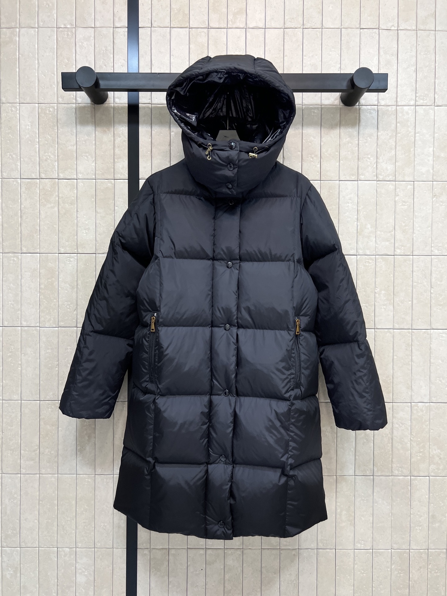 NO:625729,Equipped with dust bag MO Home 25 new autumn and winter style hooded stand-collar long down jacket. The fabric is high-quality and textured. The high-neck design and windproof large hood are removable for more comprehensive warmth. The silkworm-shaped version is fashionable and handsome for age reduction. National standard 90 goose down filling. Light and comfortable. Long version upper body. Super warm. Easy to create a temperamental beauty atmosphere in winter. Both style and warmth. Two colors and four codes 1-2-3-4,,down  jacket,hats,alexander wang19860909配防尘袋MO家 25秋冬新款 连帽立领长款羽绒服 面料高级有质感 高领设计防风大帽子可拆卸 保暖更全面 蚕形版型减龄时髦又帅气 国标90鹅绒填充 轻盈舒适 长款版型上身 超级保暖 冬日轻松拿捏气质美女氛围 既有风度又有温度 两色四码1-2-3-4,,down jacket,hats,alexander wang,Women's clothing