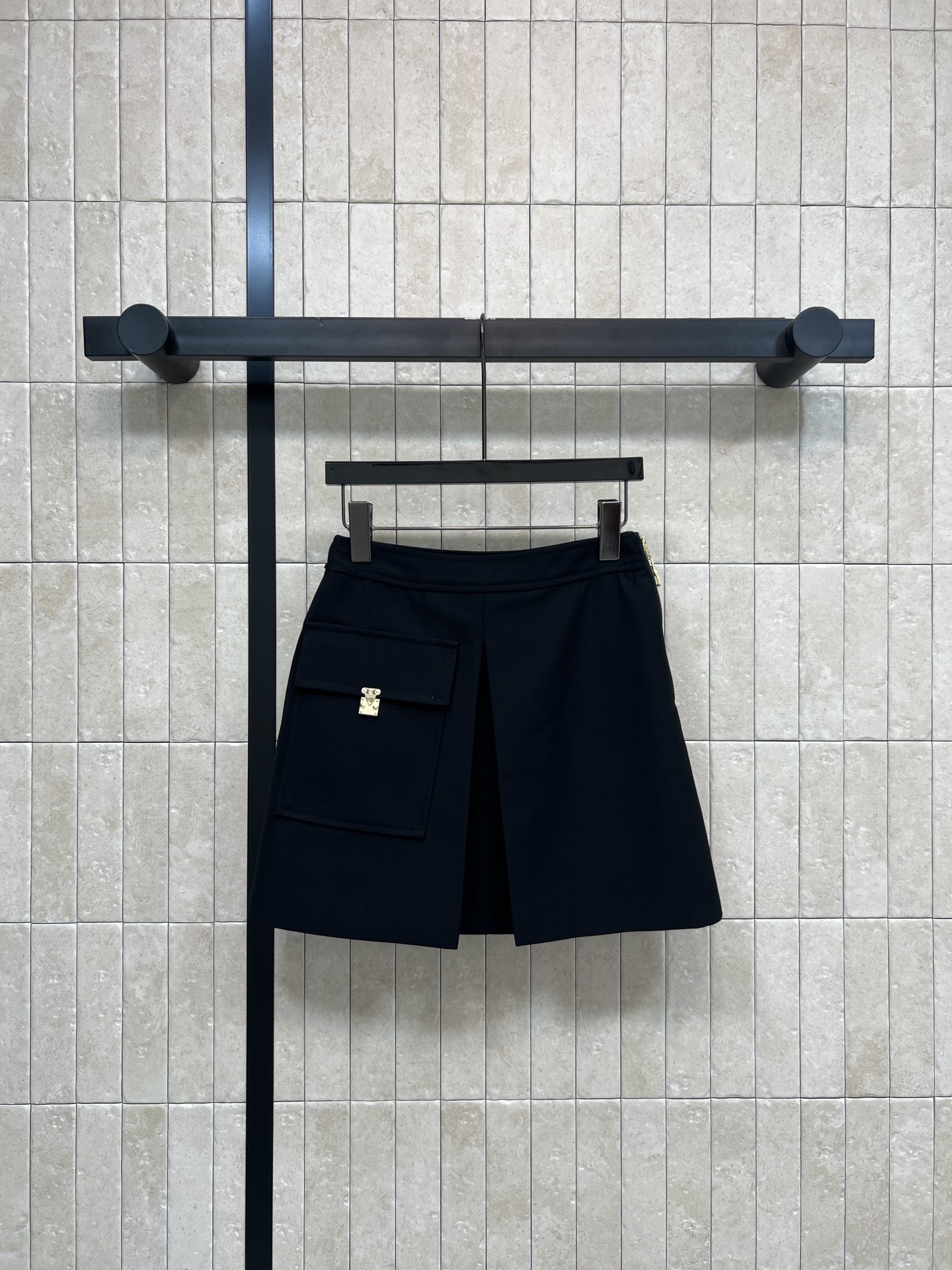 NO:625721,L's 26 spring and summer new model, single pocket black A-line skirt, high-waisted pleated A-line skirt, simple design + metal logo decorative pocket embellishment, low-key yet luxurious, asymmetrical skirt with a sense of layering, you can easily switch between elegant or casual style when paired with a shirt or sweater ~ it can be used for daily commuting and casual occasions, fashionable and versatile!  Four sizes in one color Size/S-M-L- XL,,louis vuitton,skirts,shirts,alexander wang19860909L家 26春夏新款 单口袋黑色A字半裙 高腰压褶A 字裙摆 简约设计+金属Logo装饰口袋点缀 低调中透着奢华感 不对称裙摆很有层次感 搭衬衫或针织衫都能轻松切换优雅or休闲风~日常通勤、休闲场合都能驾驭 时髦又百搭！一色四码 Size/S-M-L- XL,,louis vuitton,skirts,shirts,alexander wang,Women's clothing