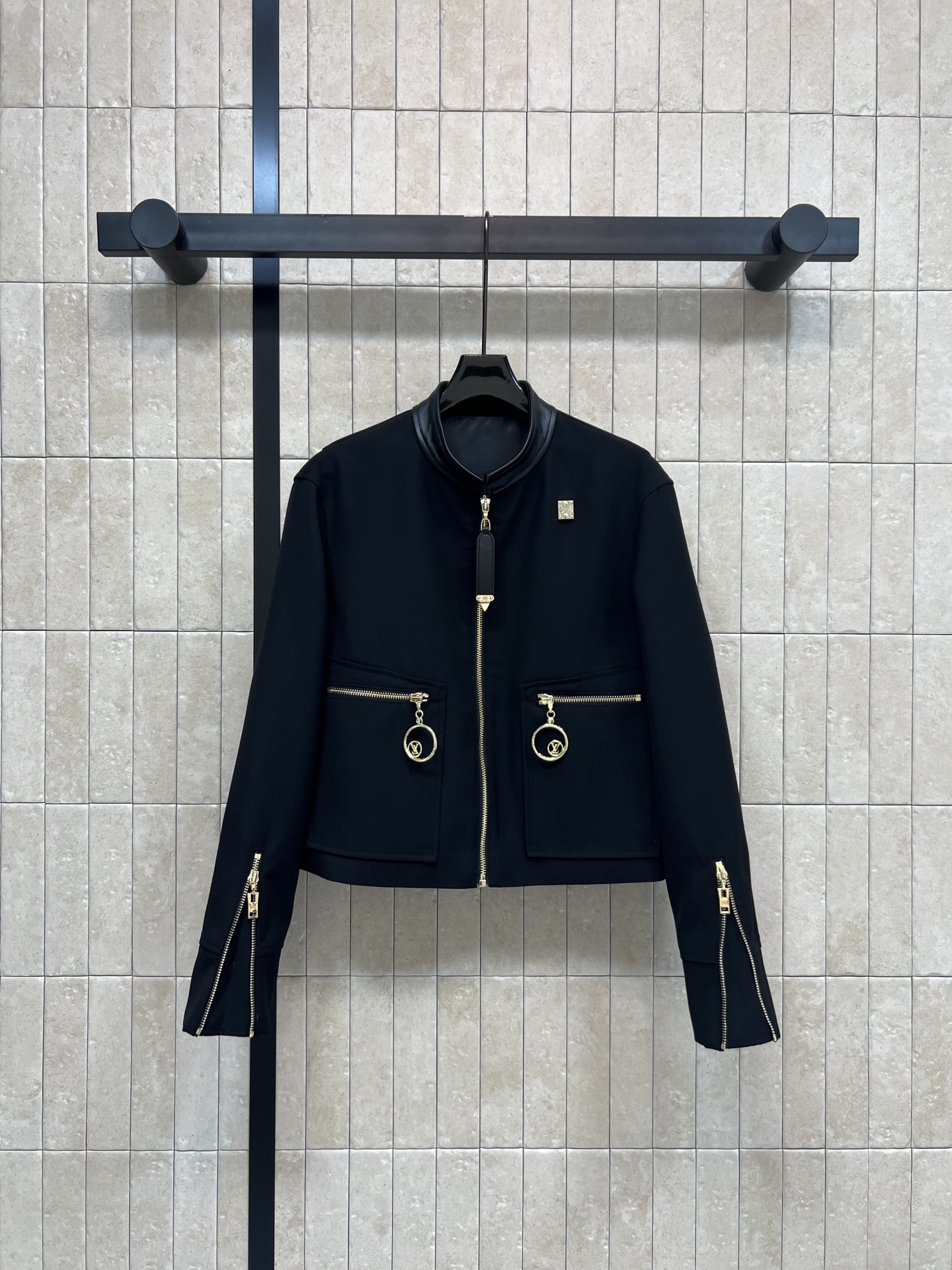 NO:625706,L's 26 spring and summer new style leather stand-up collar short jacket, black main tone + gold zipper, leather stand-up collar is super textured!  Double pockets on the front with metal charms, perfect details, zipper design on the cuffs, improved layering, neat tailoring, easy to create a smart and fashionable look ~ high-end fabrics, comfortable and durable, can be easily worn in daily or formal occasions!  Four sizes in one color Size/S-M-L- XL,,louis vuitton,jackets & coats,alexander wang19860909L家 26春夏新款 真皮立领短款夹克 黑色主调+金色拉链 真皮立领超有质感！正面双口袋配金属吊饰 细节满分 袖口拉链设计 层次感UP 剪裁利落 轻松打造干练时髦造型~高端面料 舒适又耐穿 日常或正式场合都能轻松驾驭！一色四码Size/S-M-L- XL,,louis vuitton,jackets & coats,alexander wang,Women's clothing