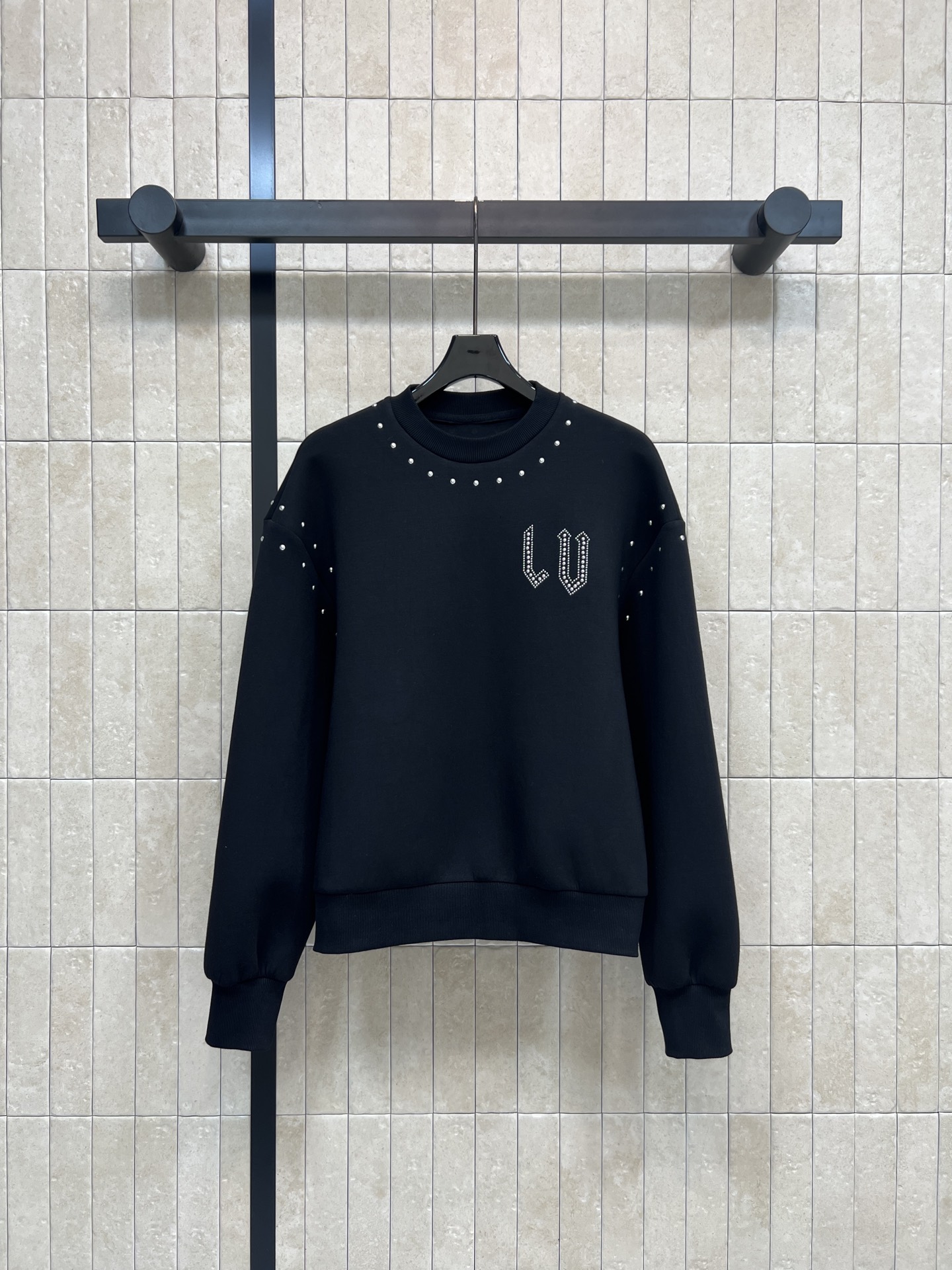 NO:625698,L's 26 new spring and summer style long-sleeved sweatshirt decorated with rivets and hot diamond logo. Black main color. Soft and comfortable. Hot diamond logo logo on the chest + rivet embellishment. Super personalized!  The rivet design on the sleeves is perfect for coolness. It shows off your body proportions when worn with high-waisted pants or skirts. It is easy to wear fashionable ~ can be used in daily casual or street style. Four sizes in one color, Size/S-M-L- XL, Louis Vuitton, hoodie, sweatshirts, skirts, alexander wang19860909L家 26春夏新款 铆钉装饰烫钻logo长袖卫衣 黑色主色调 柔软舒适 胸前烫钻logo标志+铆钉点缀 超有个性！袖部铆钉设计 酷感满分 搭高腰裤or裙子都很显身材比例 轻松穿出时髦感~日常休闲or街头风都能驾驭 一色四码Size/S-M-L- XL,,louis vuitton,hoodie,sweatshirts,skirts,alexander wang,Women's clothing