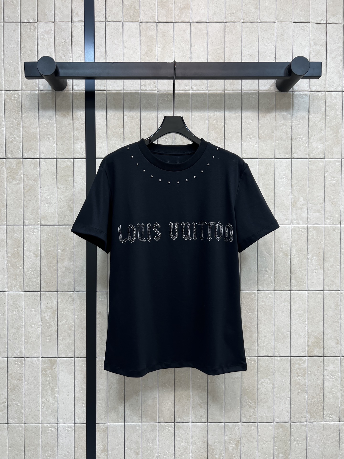 NO:625692,L's 26 new spring and summer style short-sleeved T-shirt with rivets and hot diamond letters. Black main tone rivet round neck decoration + hot diamond logo on the chest. Low-key and luxurious. High-quality cotton material. Soft and breathable. Round neck design is simple and versatile. Matches series of short skirts. The cake skirt top is super beautiful. It can be easily controlled in daily casual. Three sizes in one color. Size/S-M-L,, louis vuitton, skirts, T-shirt, tees, t-shirt, alexander wang19860909L家 26春夏新款 铆钉装饰烫钻字母短袖T恤 黑色主调柳钉圆领装饰+胸前烫钻Logo 低调又奢华子 高品质棉料 柔软透气 圆领设计简约百搭 搭配系列短裙 蛋糕裙上身超好看 日常休闲都能轻松驾驭 一色三码 Size/S-M-L,,louis vuitton,skirts,T-shirt,tees，t-shirt,alexander wang,Women's clothing