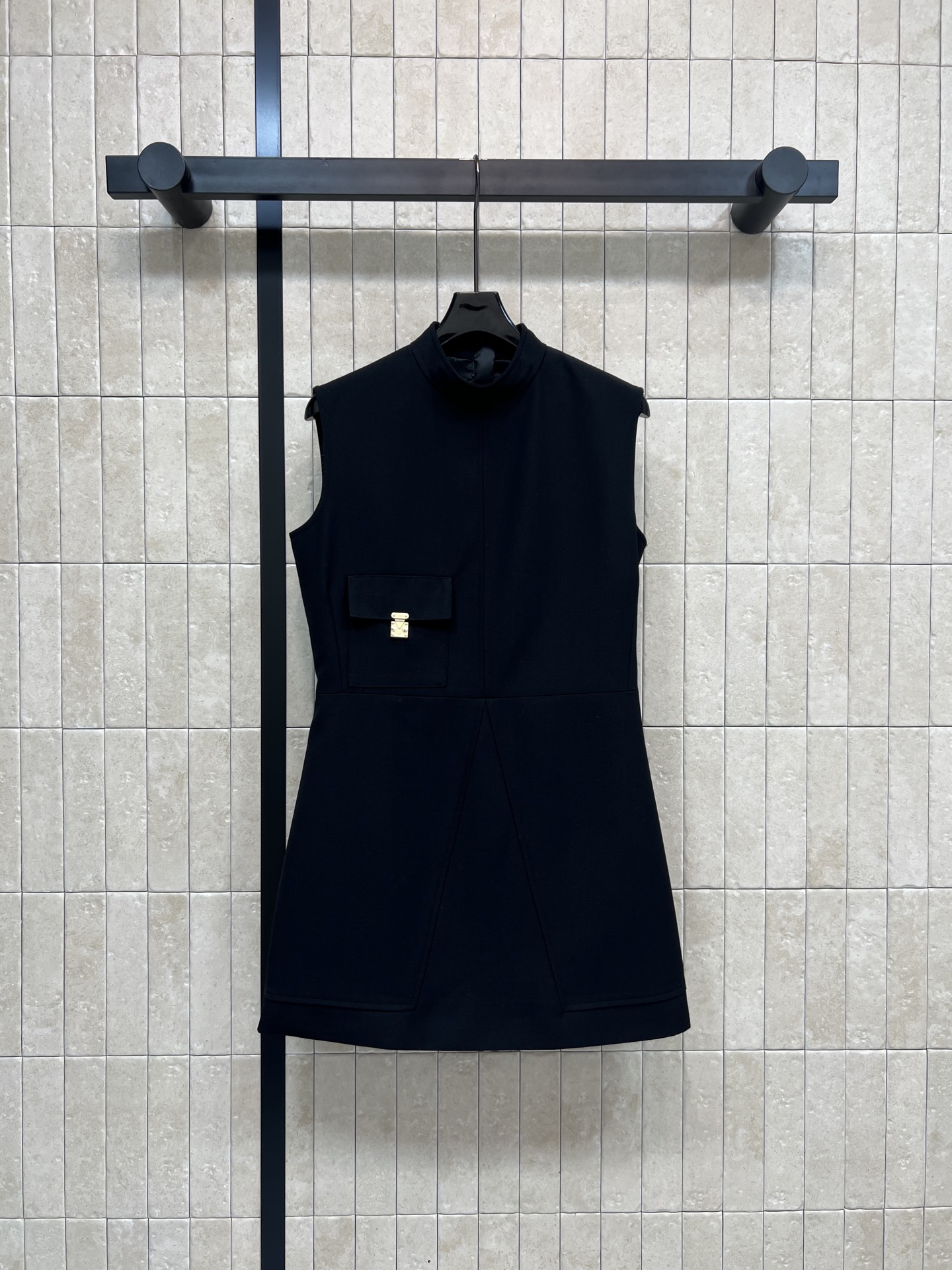 NO:625686,L's 26 spring and summer new style sleeveless stand-collar dress. Black is simple and elegant. The fabric is crisp and stylish. The tailoring is exquisite. The waist design highlights the body curve. The small pocket on the chest is embellished with a metal logo. It is low-key and luxurious. The brand recognition is perfect! Suitable for formal occasions or high-end events, it directly adds elegance~ Four sizes in one color, Size/S-M-L- XL, louis vuitton, skirts, alexander wang19860909L家 26春夏新款 无袖立领连衣裙 黑色简约大气 面料挺括有型 剪裁精致 腰部收腰设计超显身材曲线 胸前小口袋点缀金属Logo 低调又奢华 品牌辦识度满分！适合正式场合或高端活动穿搭 优雅气质直接拉满~一色四码Size/S-M-L- XL,,louis vuitton,skirts,alexander wang,Women's clothing