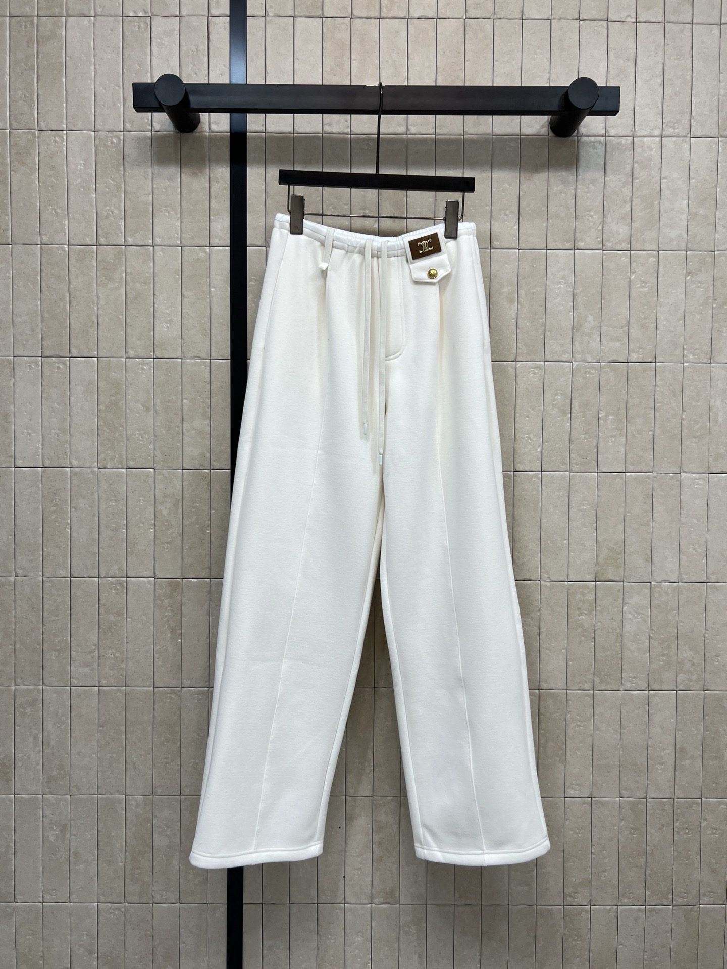 NO:626724,CE Home's 25 new autumn and winter logo casual wide-leg pants are super comfortable to wear in autumn and winter!  High-waisted inner drawstring design, adjustable elasticity, suitable for all body types, loose and wide-legged pants, perfect drape, great slimming effect, friendly to pear-shaped figures!  The center seam design makes the trousers more three-dimensional and can be easily worn for daily commuting or leisure. It goes well with sweaters or shirts. Simple and versatile style getV!  Two colors and three codes SML,,hoodie,sweatshirts,shirts,alexander wang19860909CE家 25秋冬新款 logo休闲阔腿裤 秋冬穿超舒服！高腰内抽绳设计 松紧可调节 适合各种身材 裤型宽松阔腿 垂感满分 显瘦效果超赞 梨型身材友好！中缝线设计让裤型更立体 日常通勤或休闲都能轻松驾驭 搭配卫衣或衬衫都很OK 简约百搭风getV！两色三码 SML,,hoodie,sweatshirts,shirts,alexander wang,Women's clothing