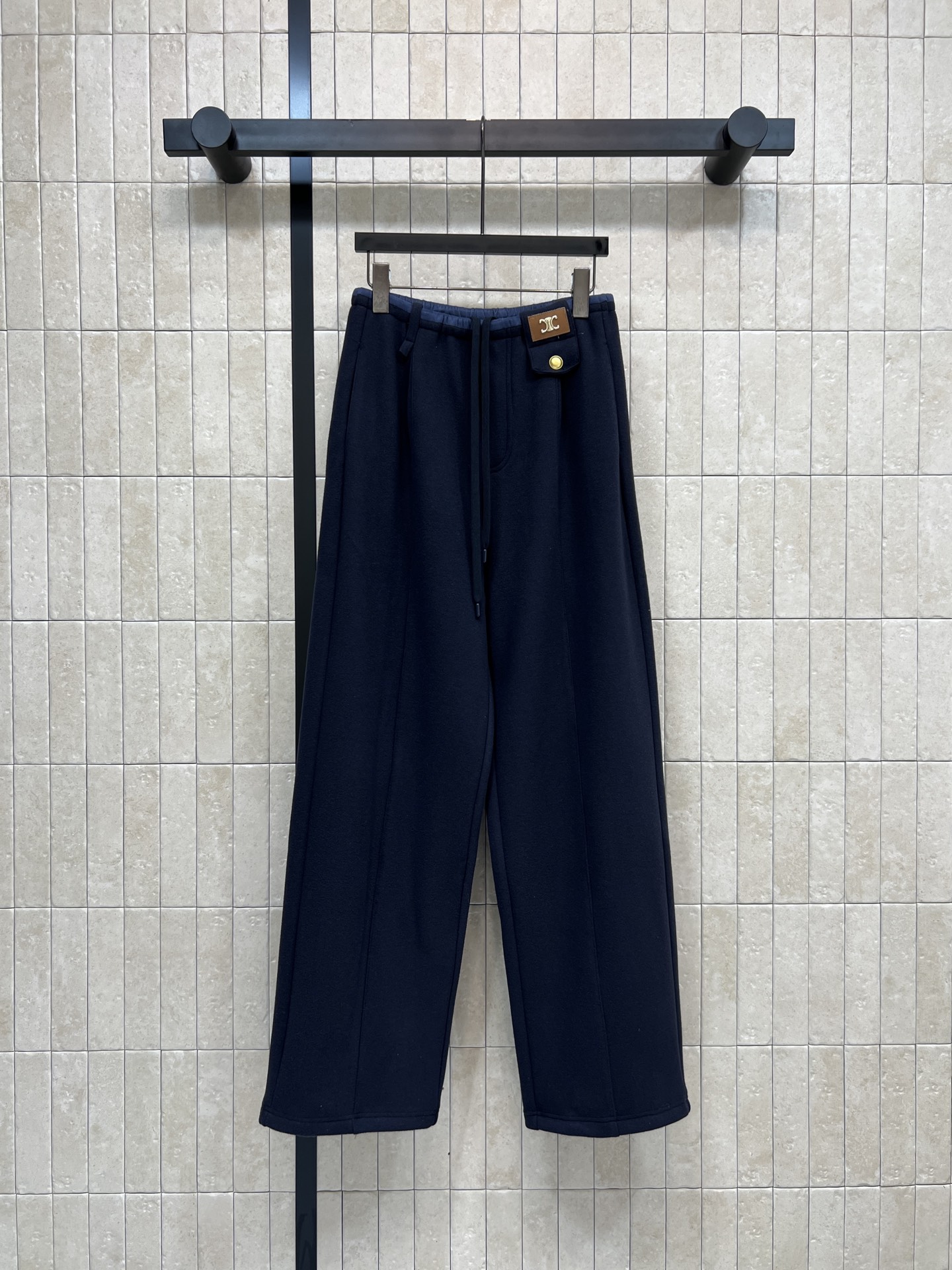 NO:626712,CE Home's 25 new autumn and winter logo casual wide-leg pants are super comfortable to wear in autumn and winter!  High-waisted inner drawstring design, adjustable elasticity, suitable for all body types, loose and wide-legged pants, perfect drape, great slimming effect, friendly to pear-shaped figures!  The center seam design makes the trousers more three-dimensional and can be easily worn for daily commuting or leisure. It goes well with sweaters or shirts. Simple and versatile style getV!  Two colors and three codes SML,,hoodie,sweatshirts,shirts,alexander wang19860909CE家 25秋冬新款 logo休闲阔腿裤 秋冬穿超舒服！高腰内抽绳设计 松紧可调节 适合各种身材 裤型宽松阔腿 垂感满分 显瘦效果超赞 梨型身材友好！中缝线设计让裤型更立体 日常通勤或休闲都能轻松驾驭 搭配卫衣或衬衫都很OK 简约百搭风getV！两色三码 SML,,hoodie,sweatshirts,shirts,alexander wang,Women's clothing