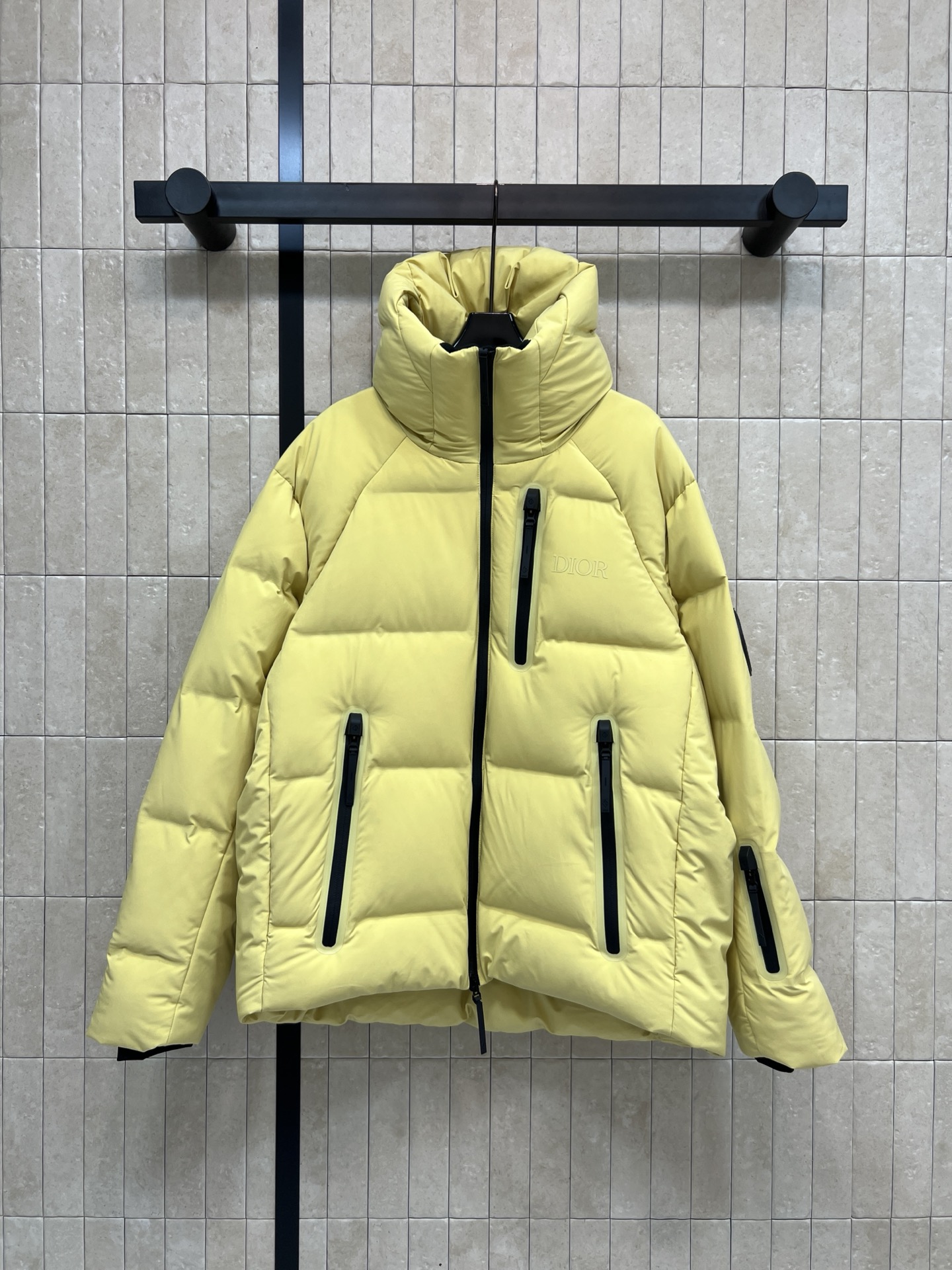 NO:626700,D comes with a dust bag, 25 new autumn and winter styles, Descente co-branded ski down jacket, three super eye-catching colors, waterproof, windproof and insulating, super warm to wear outdoors in winter!  Filled with 90% white goose down, light and not bulky. Classic D letter lining inside + armpit zipper design + hidden hood design. Perfect protection. Co-branded logo on cuffs and chest. Extremely fashionable. Suitable for skiing and commuting. Both functional and fashionable. Can be easily used for skiing or daily life. A must-have item for autumn and winter outdoor activities!  Three colors and four sizes 46-48-50-52,,down jacket,hats,alexander wang19860909D配防尘袋家 25秋冬新款 迪桑特联名滑雪羽绒服 三个色超吸睛 防水防风又隔温 冬天户外穿超暖！90白鹅绒填充 轻盈不臃肿 里面经典D字母内衬+腋下拉链设计+隐藏连帽设计 防护力满分 袖口和胸前有联名标志 时尚感爆棚 滑雪、通勤都很适合 功能性与潮流兼备 滑雪or日常都能轻松驾驭多 秋冬户外活动必备单品！三色四码 46-48-50-52,,down jacket,hats,alexander wang,Women's clothing