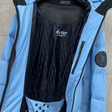 D家 25秋冬新款 迪桑特联名滑雪羽绒服 三个色超吸睛 防水防风又隔温 冬天户外穿超暖!90%白鹅绒填充 D家 25秋冬新款 迪桑特联名滑雪羽绒服 三个色超吸睛 防水防风又隔温 冬天户外穿超暖!90%白鹅绒填充