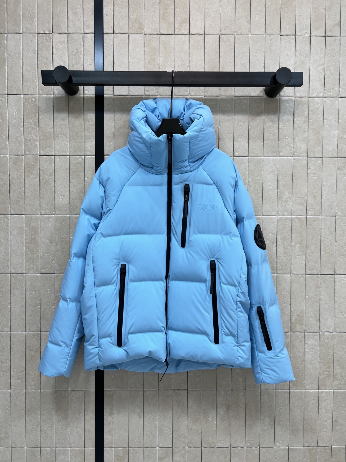 NO:626742,Comes with dust bag D Home 25 new autumn and winter style Descente co-branded ski down jacket. The three colors are super eye-catching. It is waterproof, windproof and insulated. It is super warm to wear outdoors in winter!  Filled with 90% white goose down, light and not bulky. Classic D letter lining inside + armpit zipper design + hidden hood design. Perfect protection. Co-branded logo on cuffs and chest. Extremely fashionable. Suitable for skiing and commuting. Both functional and fashionable. Can be easily used for skiing or daily life. A must-have item for autumn and winter outdoor activities!  Three colors and four sizes 46-48-50-52,,dior,down jacket,hats,alexander wang19860909配防尘袋D家 25秋冬新款 迪桑特联名滑雪羽绒服 三个色超吸睛 防水防风又隔温 冬天户外穿超暖！90白鹅绒填充 轻盈不臃肿 里面经典D字母内衬+腋下拉链设计+隐藏连帽设计 防护力满分 袖口和胸前有联名标志 时尚感爆棚 滑雪、通勤都很适合 功能性与潮流兼备 滑雪or日常都能轻松驾驭多 秋冬户外活动必备单品！三色四码 46-48-50-52,,dior,down jacket,hats,alexander wang,Women's clothing