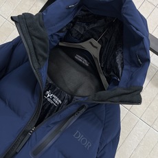 D家 25秋冬新款 迪桑特联名滑雪羽绒服 三个色超吸睛 防水防风又隔温 冬天户外穿超暖!90%白鹅绒填充 D家 25秋冬新款 迪桑特联名滑雪羽绒服 三个色超吸睛 防水防风又隔温 冬天户外穿超暖!90%白鹅绒填充