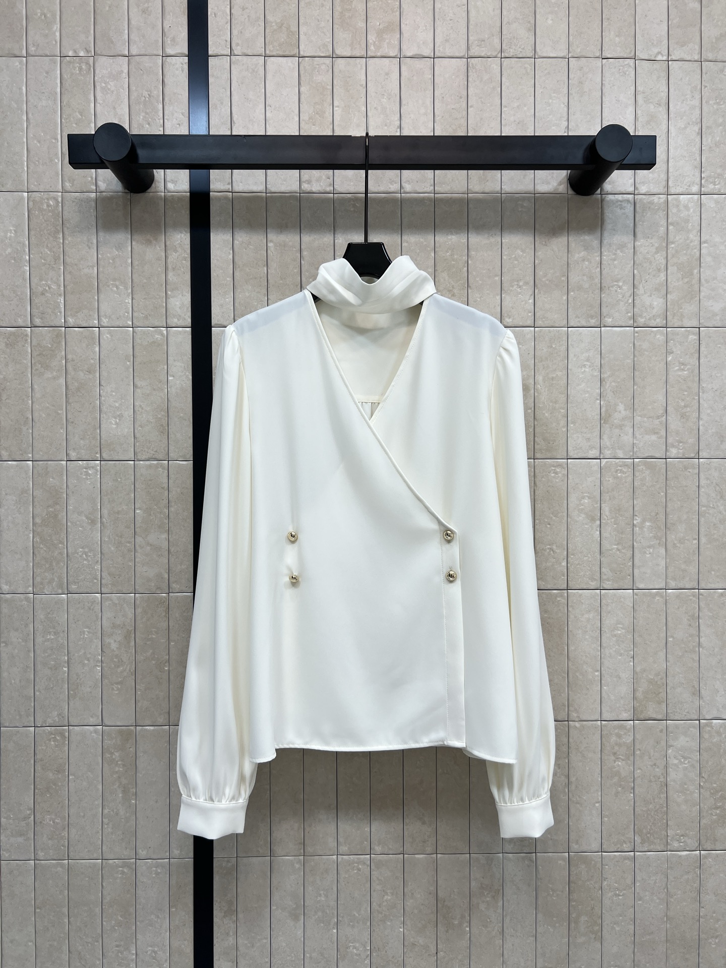 NO:626737,L's new spring and summer 26 deep V-neck shirt. The high-quality fabric is smooth and shiny. V-neck pleated halterneck decoration + logo metal button decoration. Full marks for details!  The cuffs are slightly closed, the tailoring is elegant and capable, the white color is versatile, and it can be easily integrated into various outfits. It is very elegant whether worn with suit pants or skirts ~ suitable for formal occasions or fashion events. It can easily show a high-end sense. One color, four sizes, SMLXL, Louis Vuitton, skirts, shirts, business suit, alexander wang19860909L家 26春夏新款 深V领衬衫 高品面料触感柔滑有光泽 V领褶皱挂脖装饰+logo金属纽扣装饰 细节满分！袖口微收 剪裁利落 优雅又干练 白色百搭 轻松融入各种穿搭 无论配西装裤还是半身裙都超有气质~适合正式场合或时尚活动 轻松展现高级感 一色四码 SMLXL,,louis vuitton,skirts,shirts,business suit,alexander wang,Women's clothing