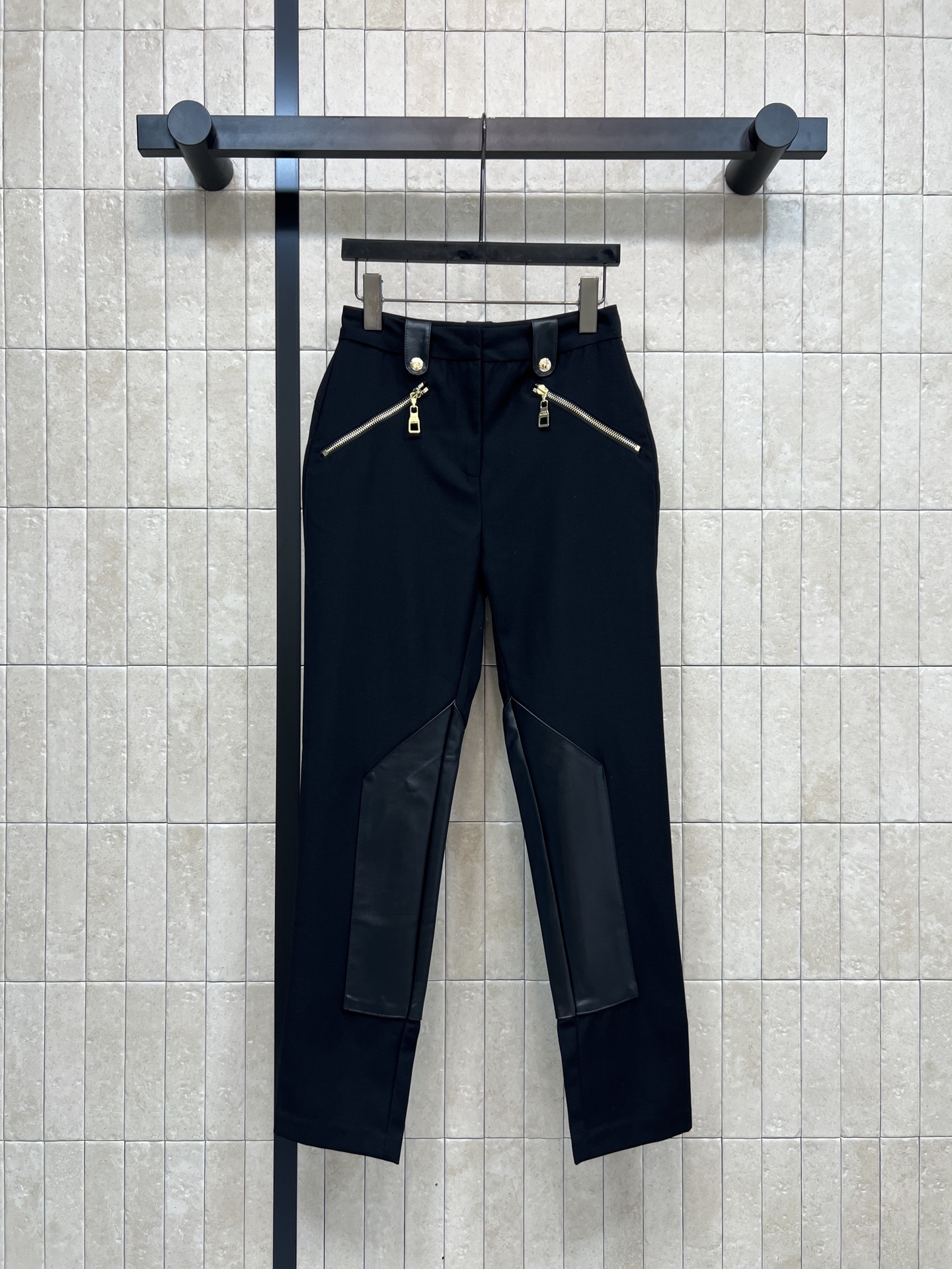 NO:626727,L's new spring and summer 26 leather-jointed wool slim-fitting pants, simple design but full of details!  Gold zippers are embellished on both sides. It has a super layered feel. It is slim-fitting and has a knee-jointed leather design. It is more visually neat. The fabric is comfortable and durable. It can be easily used for commuting and leisure. Pair it with a slim-fitting top or a suit jacket to make you look fuller!  One color and four sizes SMLXL,,louis vuitton,jackets & coats,business suit,alexander wang19860909L家 26春夏新款 皮革拼接羊毛修身裤 简约设计却细节满满！两侧金色拉链点缀 超有层次感产 修身剪裁 膝盖拼接皮革设计 视觉上更显利落 面料舒适耐穿 通勤休闲都能轻松驾驭～搭配修身上衣或西装外套 时感直接拉满！ 一色四码 SMLXL,,louis vuitton,jackets & coats,business suit,alexander wang,Women's clothing