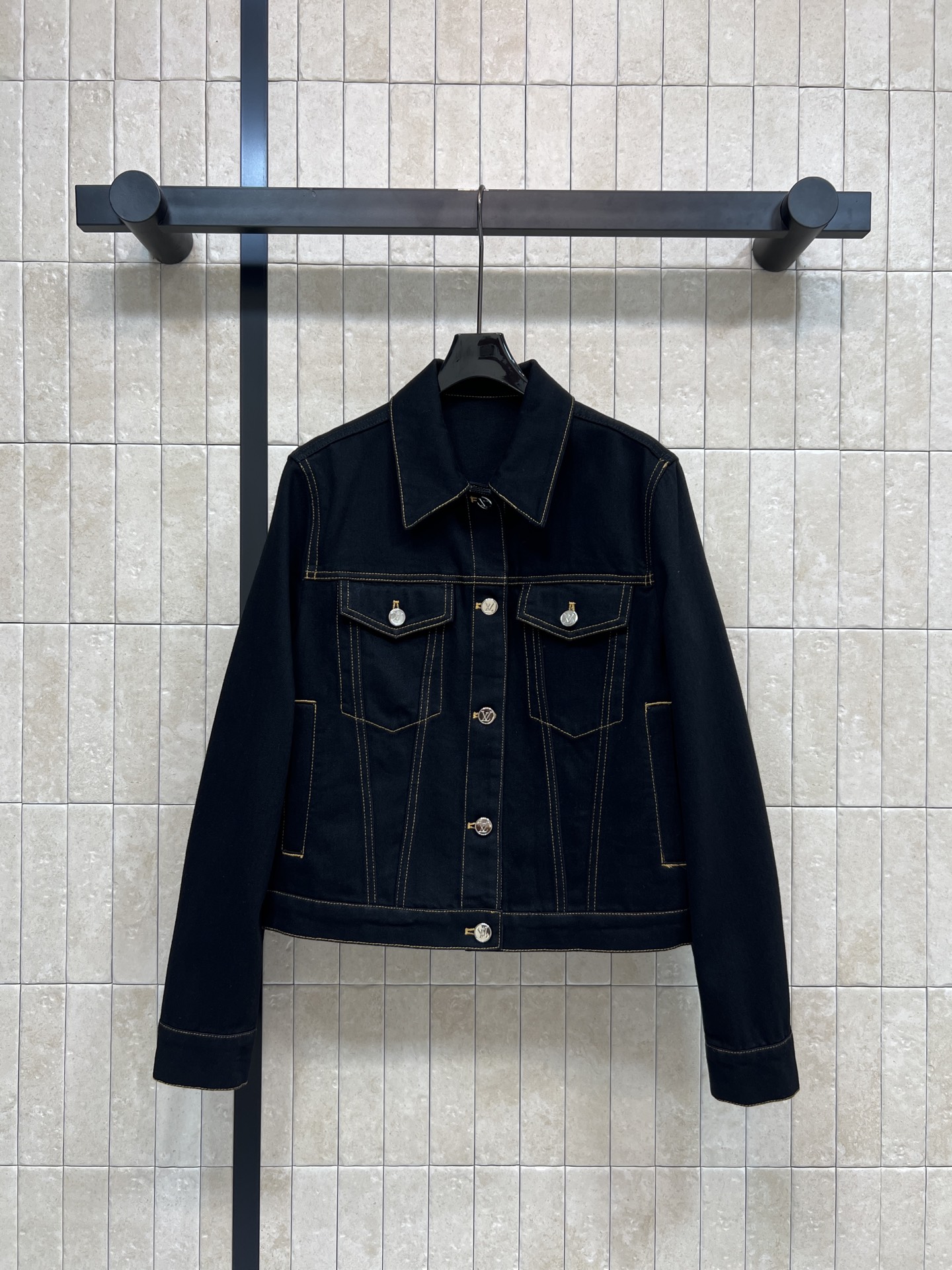 NO:626722,L's 26 new spring and summer style, contrasting topstitching and presbyopic stitching denim jacket, handsome short denim jacket, the upper body is slimming, the short version is fashionable and advanced, contrasting topstitching + presbyopic denim stitching design, logo metal button decoration, simple and detailed, loose fit and tolerant, it can be paired with casual pants or skirts!  Hong Kong style retro style can be easily used for daily commuting and street wear ~ one color and four sizes Size/S-M-L-19860909L家 26春夏新款 撞色明线老花拼接牛仔夹克外套 帅气短款牛仔夹克外套 上身巨显瘦 短款版型时髦又高级 撞色明线+老花牛仔拼接设计 logo金属纽扣装饰 简约又有细节感产 宽松版型包容性强 随便搭配休闲裤or裙装都很OK！港风复古风 日常通勤、街头穿搭都能轻松驾驭～一色四码 Size/S-M-L- XL,,louis vuitton,skirts,jackets & coats,jackets & coats,alexander wang,Women's clothing