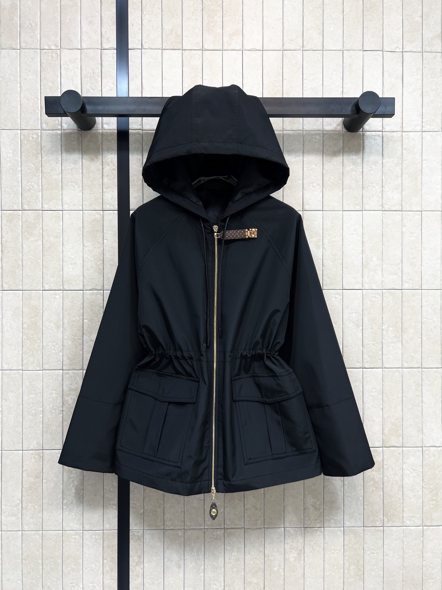 NO:626710,L's 26 spring and summer new style hooded and waisted jacket. It is made of nylon material. It is lightweight, windproof and waterproof. It is very suitable for daily commuting or outdoors. The H version covers the flesh and makes you look slimmer. The waist drawstring design is easy to adjust to show your waist. Elastic sleeve design inside the sleeves + presbyopic leather two-way zipper. The details are super textured. The upper body has a casual and casual feeling. It is relaxed and unconstrained. It has a little casual and cool feeling. It is recommended for daily outings to easily get a sweet and cool girly temperament.  One color and four sizes Size/S-M-L- XL,,louis vuitton,hats,alexander wang19860909L家 26春夏新款 连帽收腰冲锋衣 采用尼龙材质 轻便又防风防水 日常通勤或户外都很适合 H版型遮肉显瘦绝绝子 腰部抽绳设计调节方便显腰型 袖子里面加松紧袖设计+老花皮革双向拉链 细节超有质感 上身有一种休闲随意感 轻松自在毫无束缚感 带有一点休闲和酷帅感 日常出街休闲推荐轻松get甜酷少女气质 一色四码Size/S-M-L- XL,,louis vuitton,hats,alexander wang,Women's clothing