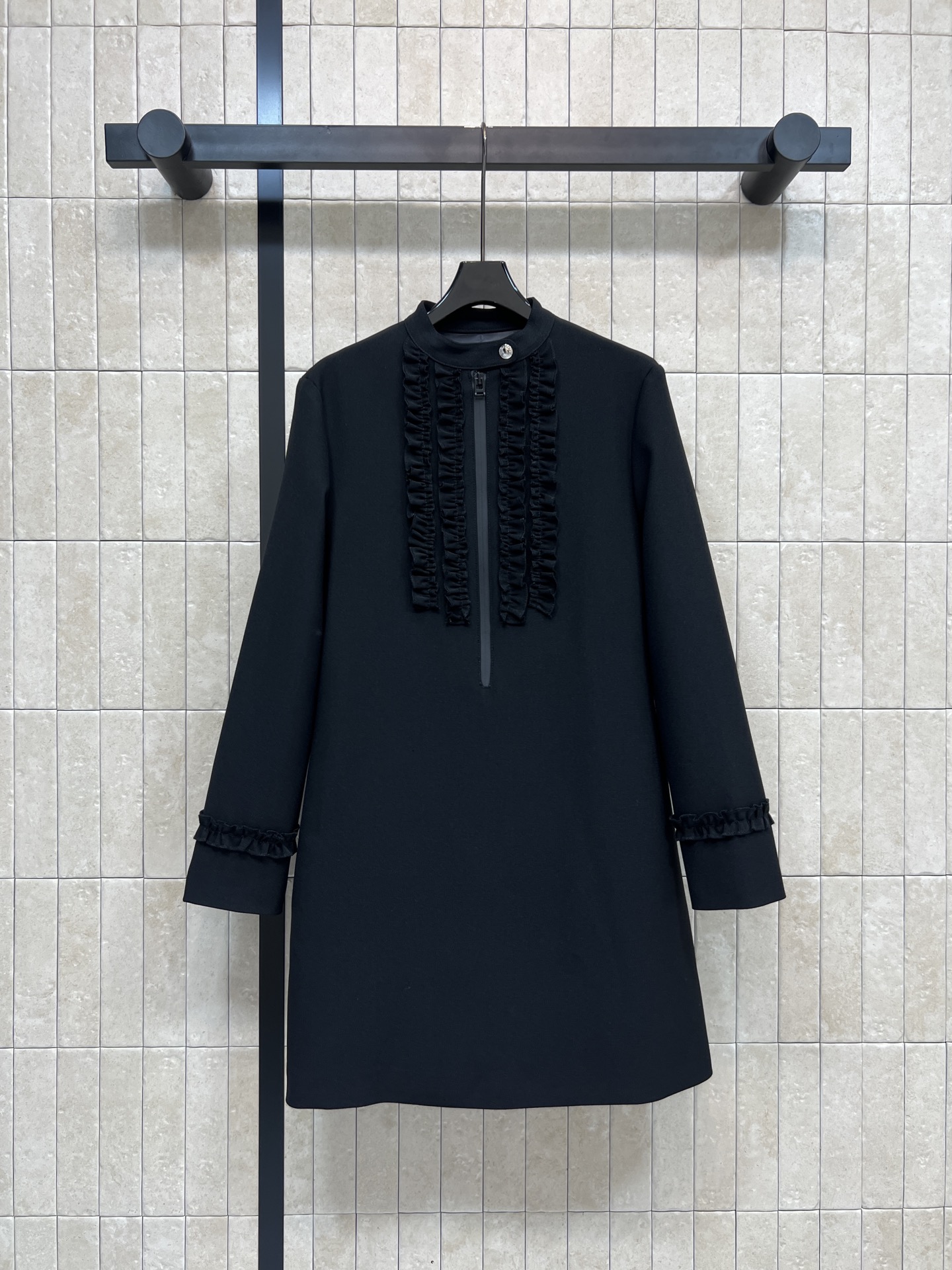 NO:626704,L's 26 new spring and summer style dress with stand-up collar and half zipper lace decoration. Small stand-up collar is smart and cool. Lotus lace pleats on the chest + half zipper decoration. The upper body is a piece with a girlish look. Elegant and cool. Loose fit. Casual and elegant. Ruffle decoration on the neckline and cuffs. Perfect details!  Easily create a cool and handsome look with daily dating street photos. Four sizes in one color Size/S-M-L- XL, Louis Vuitton, skirts, alexander wang19860909L家 26春夏新款 立领半拉链花边装饰连衣裙 小立领干练酷帅 胸前荷叶花边褶+半拉链装饰 上身减龄少女感十足的单品 优雅又酷帅 宽松版型 随性又优雅 领口和袖口荷叶边装饰 细节满分！日常约会街拍轻松打造酷帅造型 一色四码 Size/S-M-L- XL,,louis vuitton,skirts,alexander wang,Women's clothing