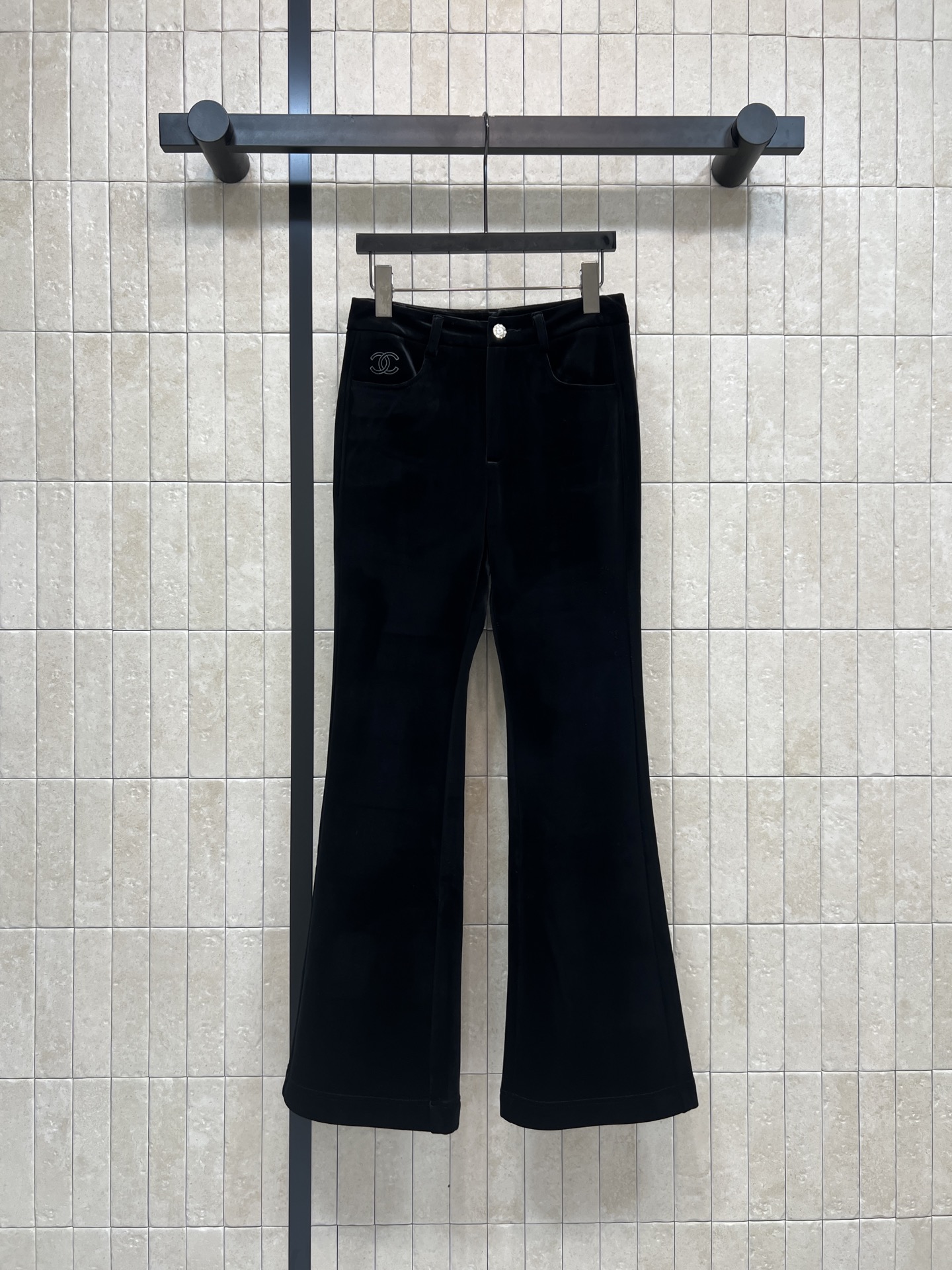 NO:627875,Xiaoxiangjia 25 new autumn and winter style black gold velvet boot-cut pants, soft and delicate fabrics, perfect retro texture, high-waist design + boot-cut pants, slimming and modifying the leg shape, easily creating an elegant silhouette, embroidered logo on the left pocket is embellished with low-key luxury, high brand recognition!  It is super comfortable to wear in autumn and winter. Pair it with short boots or high heels for a fashionable look. Three sizes in one color, Size/S-M-L,,chanel,boots,high heels,alexander wang19860909小香家 25秋冬新款 黑色金丝绒微喇裤 柔软细腻面料 复古质感满分 高腰设计+微喇裤型 显瘦又修饰腿型 轻松打造优雅廓形 左口袋刺绣logo点缀低调奢华 品牌辨识度超高！秋冬季节穿着超舒适 搭配短靴或高跟鞋 时髦感直接拉满 一色三码Size/S-M-L,,chanel,boots,high heels,alexander wang,Women's clothing