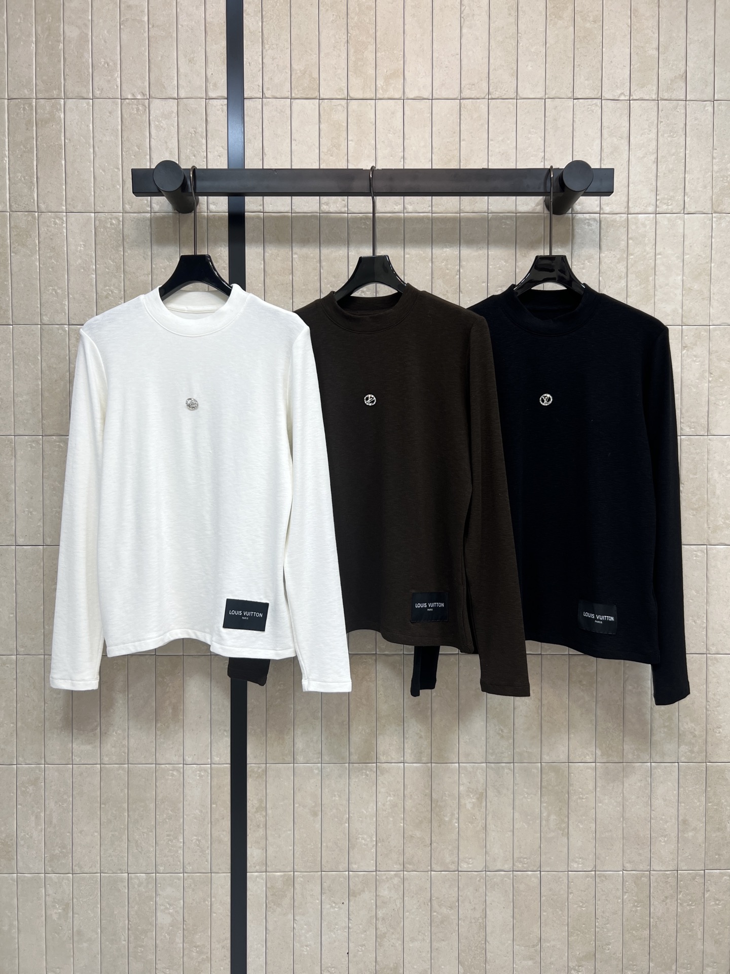 NO:627822,L's new autumn and winter 25 round neck long-sleeved T-shirt is made of high-quality cotton, soft and comfortable, great for daily wear!  The chest is decorated with a classic logo pattern and the hem is embellished with branded fabric tags. Full details. Simple design. Casual and versatile. It is stylish whether worn alone or layered. Easily create a fashionable sense!  One color and three sizes Size/S-M-L,,louis vuitton,tees,t-shirt,alexander wang19860909L家 25秋冬新款 圆领长袖T恤衫 采用高品质棉料 柔软舒适 日常穿着超赞！胸前有经典徽标图案装饰 下摆点缀品牌织物标签 细节满分 简约设计 休闲百搭 无论单穿还是叠穿都很有型 轻松打造时尚次感！一色三码Size/S-M-L,,louis vuitton,tees，t-shirt,alexander wang,Women's clothing