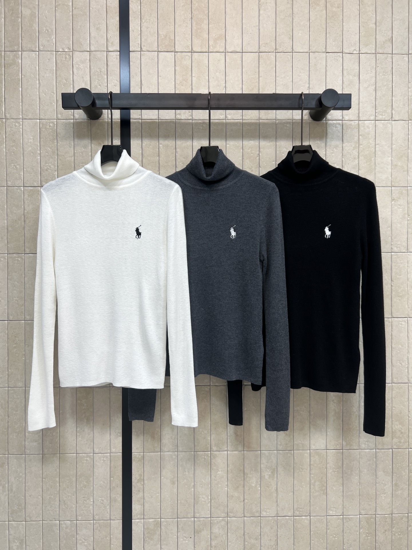 NO:627836,BUR's 25 new autumn and winter high-neck wool sweaters are soft, skin-friendly and warm, super comfortable to wear in autumn and winter!  Simple design + pony embroidery on the chest, low-key and textured. Available in three colors: black, white and gray. Black, white and gray can easily match various styles. Slim-fitting fit. It's OK to wear alone or layered. It can be worn for commuting and leisure!  Three colors and three codes Size/S-M-L,,burberry,alexander wang19860909BUR家 25秋冬新款 高领羊毛针织衫 柔软亲肤又保暖 秋冬穿超舒服！简约设计+胸前小马刺绣 低调又有质感 黑白灰三色可选 黑白灰轻松搭配各种风格 修身版型 单穿或内搭都很OK 通勤休闲都能hold住！三色三码Size/S-M-L,,burberry,alexander wang,Women's clothing