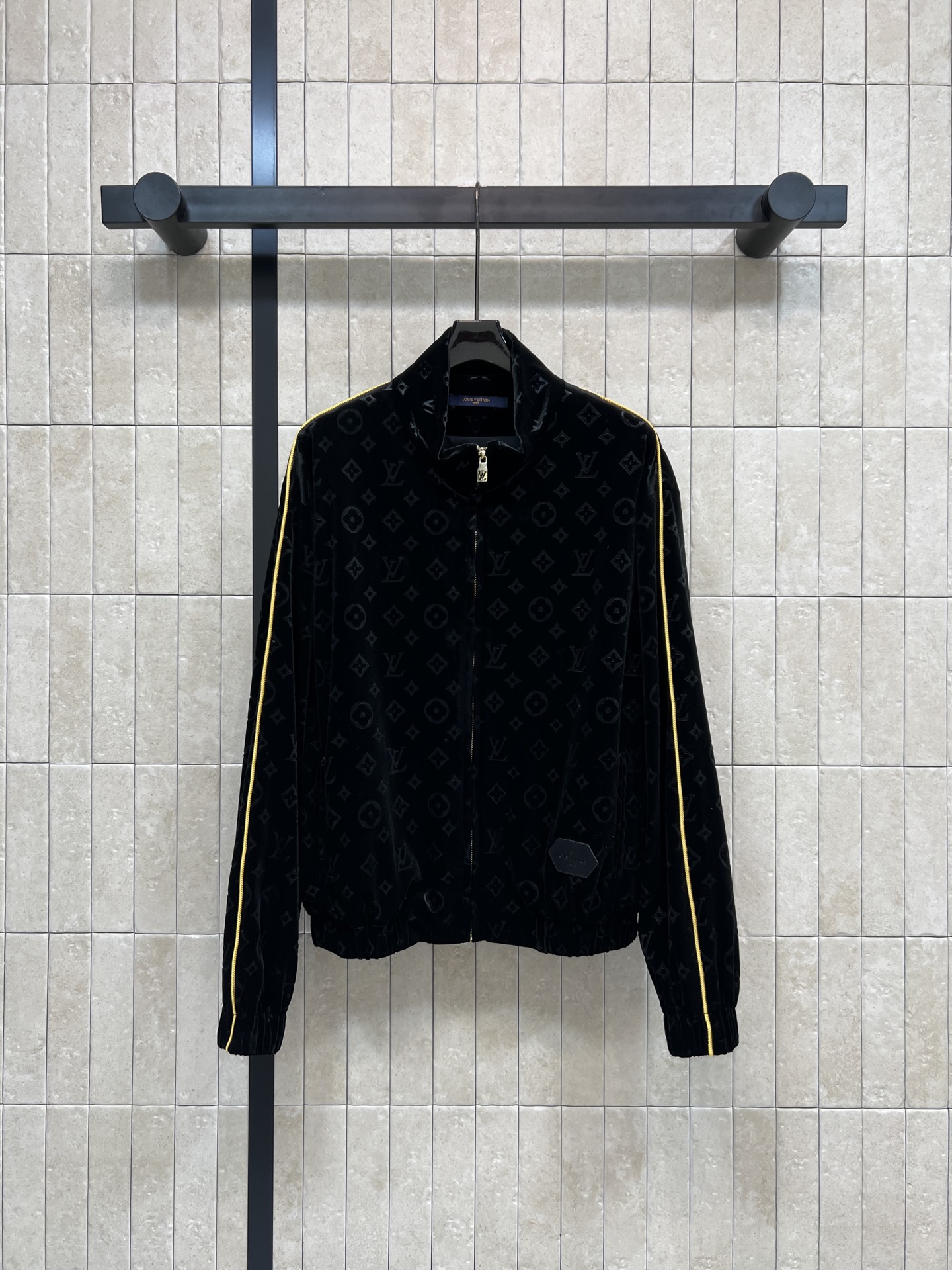 NO:627850,L's 25 new autumn and winter style Presbyopia velvet sports coat, black velvet material + classic Presbyopia pattern, gold zipper and cuff stripes are super textured, loose sports version, casual and fashionable, the hexagonal leather logo in the lower left corner is highly recognizable!  Great for layering or wearing alone in autumn and winter. Easily create a luxurious street style. Three sizes in one color, Size/S-M-L, Louis Vuitton, jackets & coats, alexander wang19860909L家 25秋冬新款 老花丝绒运动外套 黑色丝绒材质+经典老花图案 金色拉链和袖口条纹超有质感 宽松运动版型 休闲又时髦 左下角六边形皮革logo标牌辨识度满分！秋冬叠穿或单穿都很出彩 轻松打造奢华街头风 一色三码Size/S-M-L,,louis vuitton,jackets & coats,alexander wang,Women's clothing