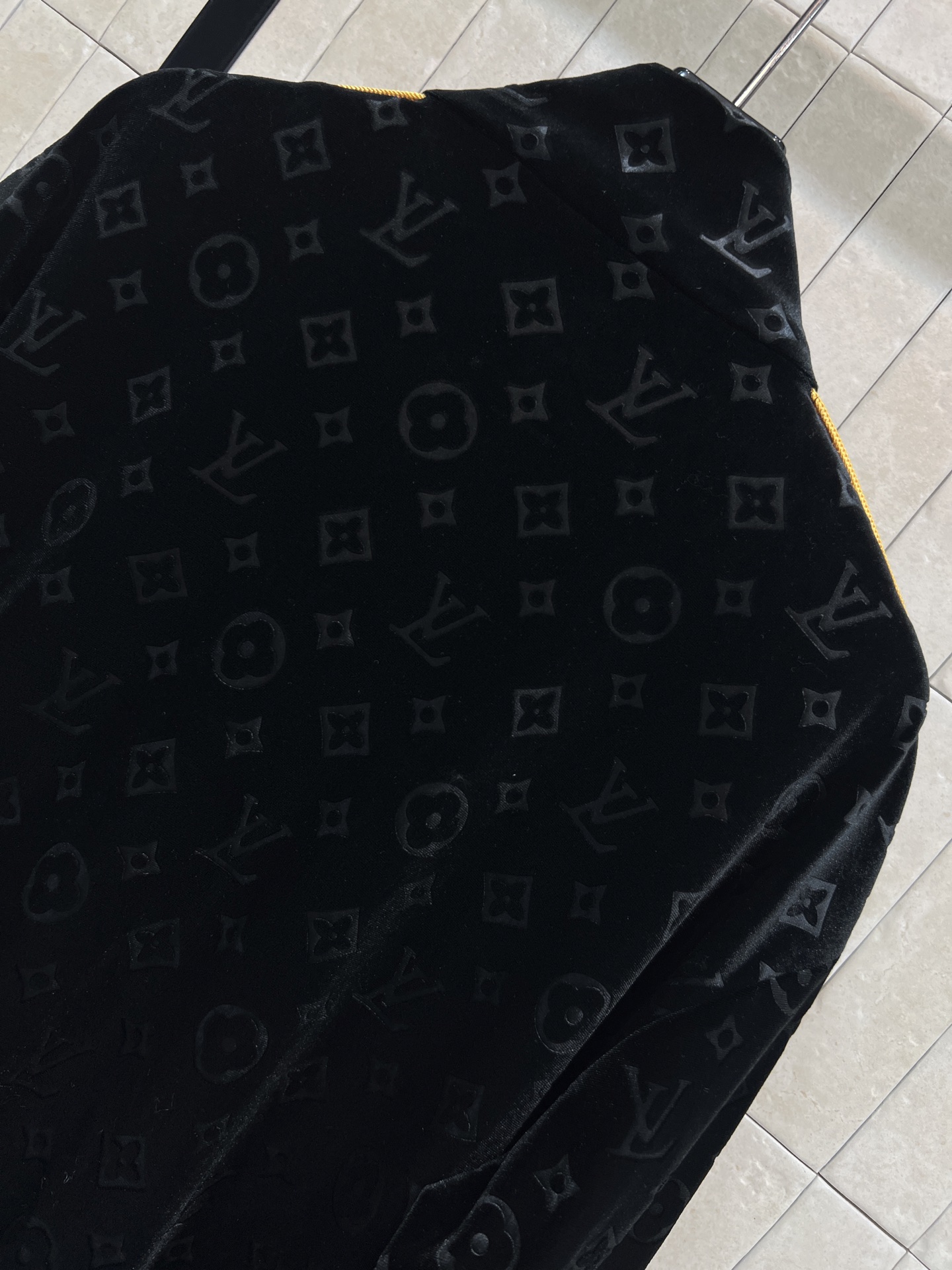 L家 25秋冬新款 老花丝绒运动外套 黑色丝绒材质+经典老花图案 金色拉链和袖口条纹超有质感 宽松运动版
