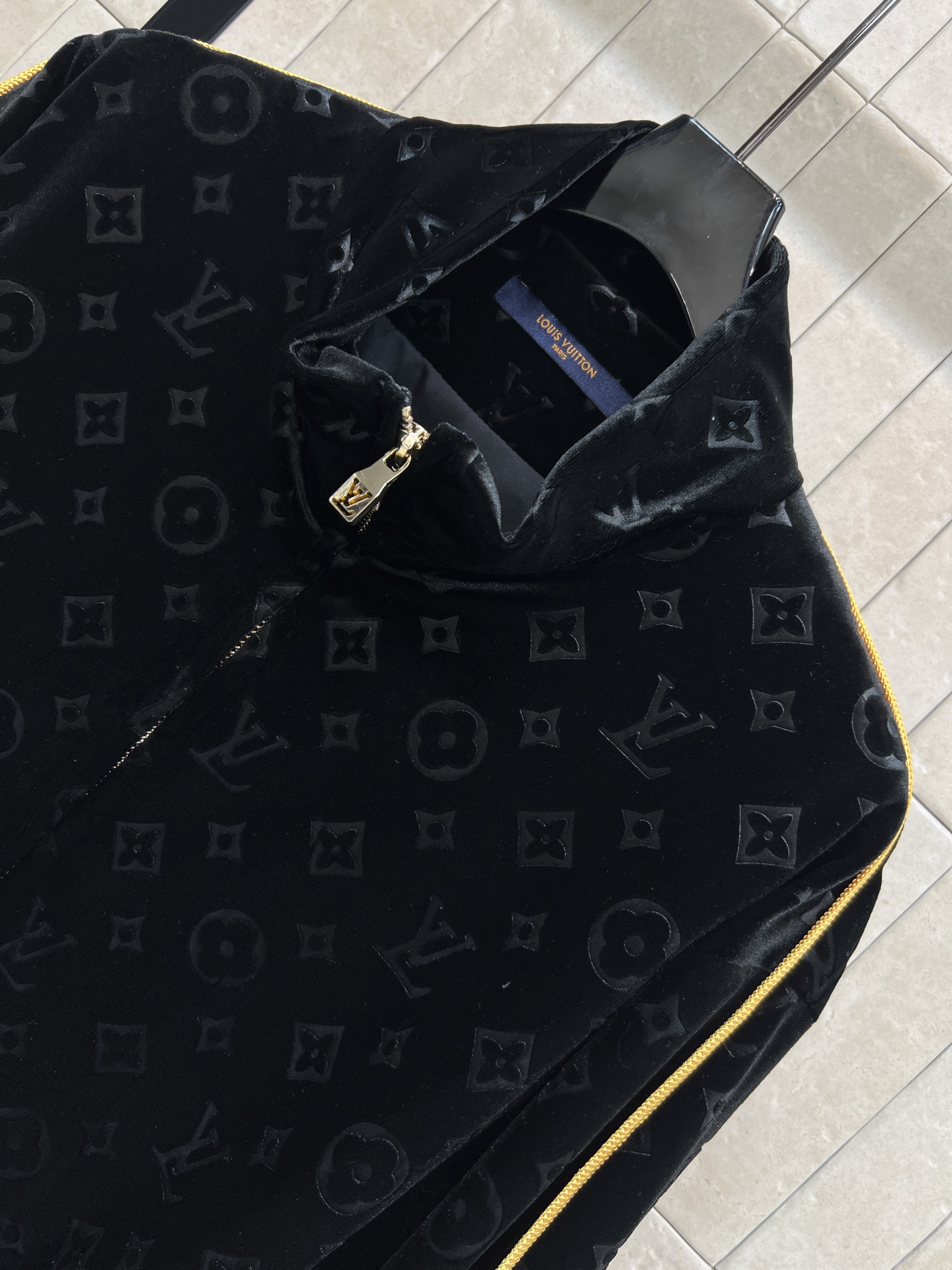 L家 25秋冬新款 老花丝绒运动外套 黑色丝绒材质+经典老花图案 金色拉链和袖口条纹超有质感 宽松运动版