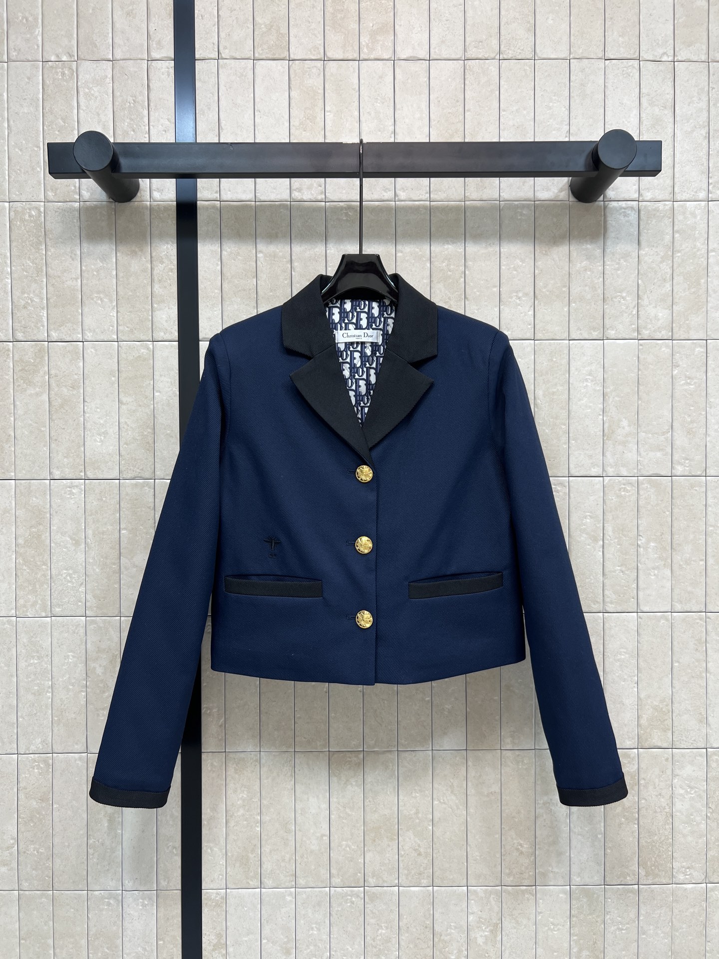 NO:627863,Djia 25 new autumn and winter style blue cotton suit, spliced ​​black lapels + five-pointed star metal buttons, simple and exquisite, neat tailoring, D letter printed quilted lining inside, short design to show the waistline, black trim on the cuffs and hem, full of layering, elegant whether paired with a dress or a shirt, very suitable for spring and autumn, three sizes in one color, Size/S-M-L,, dior, skirts, shirts, business suit, alexander wang19860909D家 25秋冬新款 蓝色棉服小西装 拼接黑色翻领+五角星金属纽扣 简约又精致 剪裁利落 里面D字母印花夹棉内衬 短款设计超显腰线 袖口和下摆有黑色镶边 层次感满满 无论搭配连衣裙还是衬衫都很优雅 春秋季节穿超合适 一色三码 Size/S-M-L,,dior,skirts,shirts,business suit,alexander wang,Women's clothing