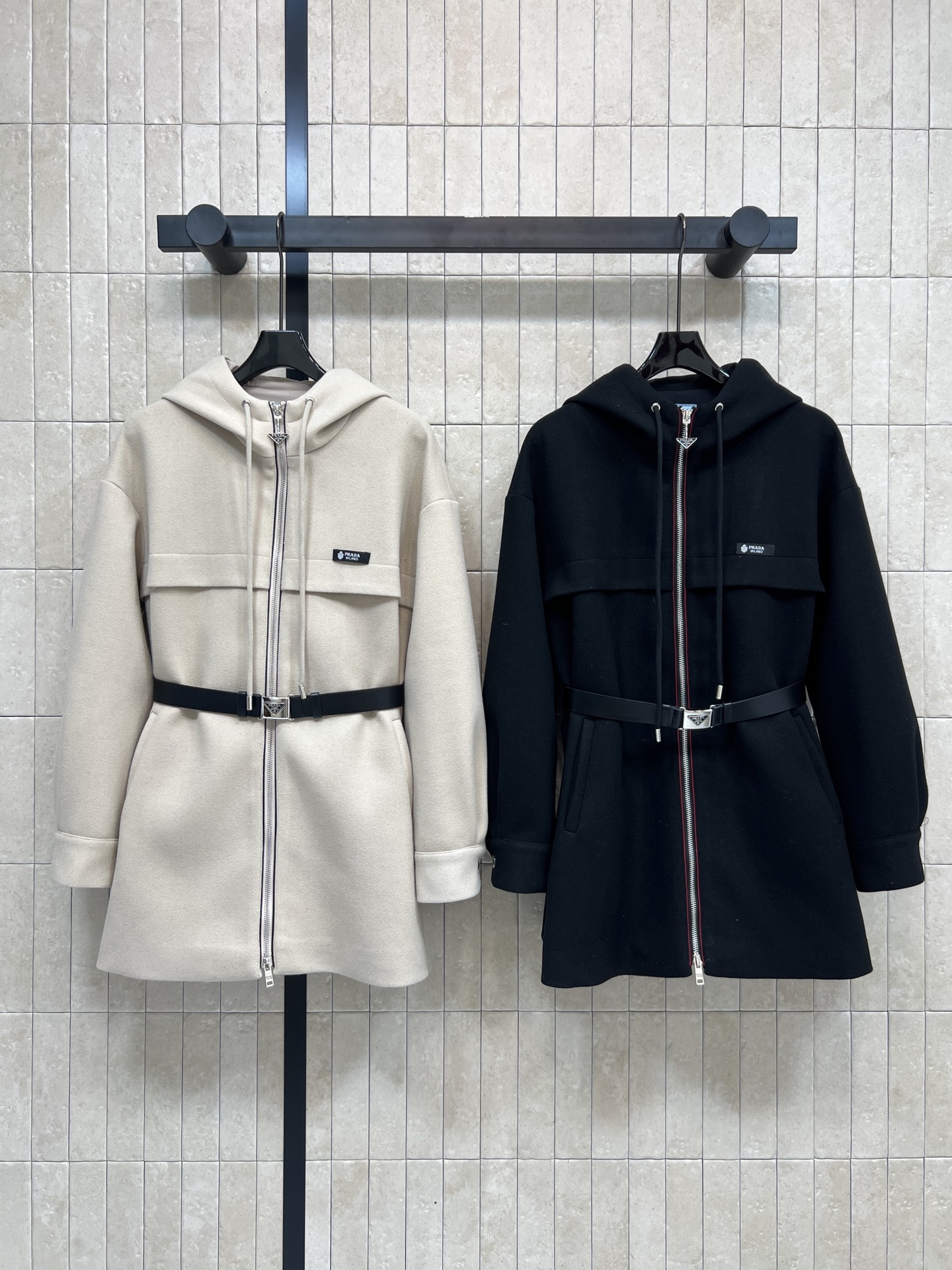 NO:627877,PD Home 25 new autumn and winter hooded wool sweatshirt dress, full of casual and sports style, hooded version, matched with a triangular leather belt to tighten the waist silhouette. The upper body covers the flesh, making you look slimmer and taller. It is simple yet high-end. It can easily create a slim or casual look. It is really high-quality to wear in autumn and winter!  Two colors and three codes Size/S-M-L,,dior,hoodie,sweatshirts,skirts,hats,alexander wang19860909PD家 25秋冬新款 连帽羊毛卫衣连衣裙 休闲运动风十足 连帽版型 搭配三角标皮腰带收腰轮廓 上身遮肉显瘦显高 绝绝子 简约而不失高级 轻松打造修身或休闲look 秋冬穿它真的很有质感！两色三码Size/S-M-L,,dior,hoodie,sweatshirts,skirts,hats,alexander wang,Women's clothing