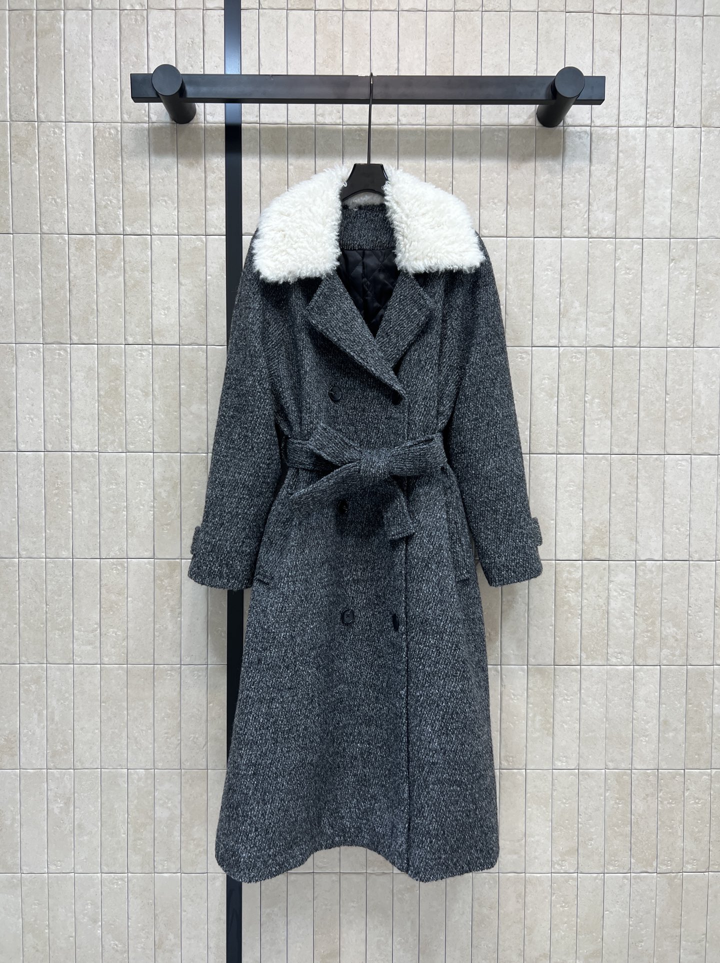 NO:627891,Comes with dust bag. New style for autumn and winter 25. Double-breasted woolen cotton coat with fur collar. The quilted design inside is thick and warm. It’s perfect for autumn and winter!  The gray herringbone design is classic and versatile. The white fur collar is detachable. You can switch styles at will. The belt is adjustable to modify the body shape. Double-breasted buttons are full of details. The loose silhouette coat is versatile and not picky. It is easy to get the Korean heroine atmosphere. It can be sweet or cool. Fashionable and versatile. Three sizes in one color. Size/S-M-L,,alexander wang19860909配防尘袋25秋冬新款 毛领双排扣羊毛棉服大衣 里面夹棉设计厚实保暖 秋冬穿超合适！灰色人字纹设计 经典百搭 白色毛领可拆卸 随心切换风格 腰带可调节 修饰身形 双排扣细节感满满 宽松廓形大衣上身百搭不挑人 轻松拿捏韩系女主氛围 可甜可酷 时髦百搭 一色三码Size/S-M-L,,alexander wang,Women's clothing