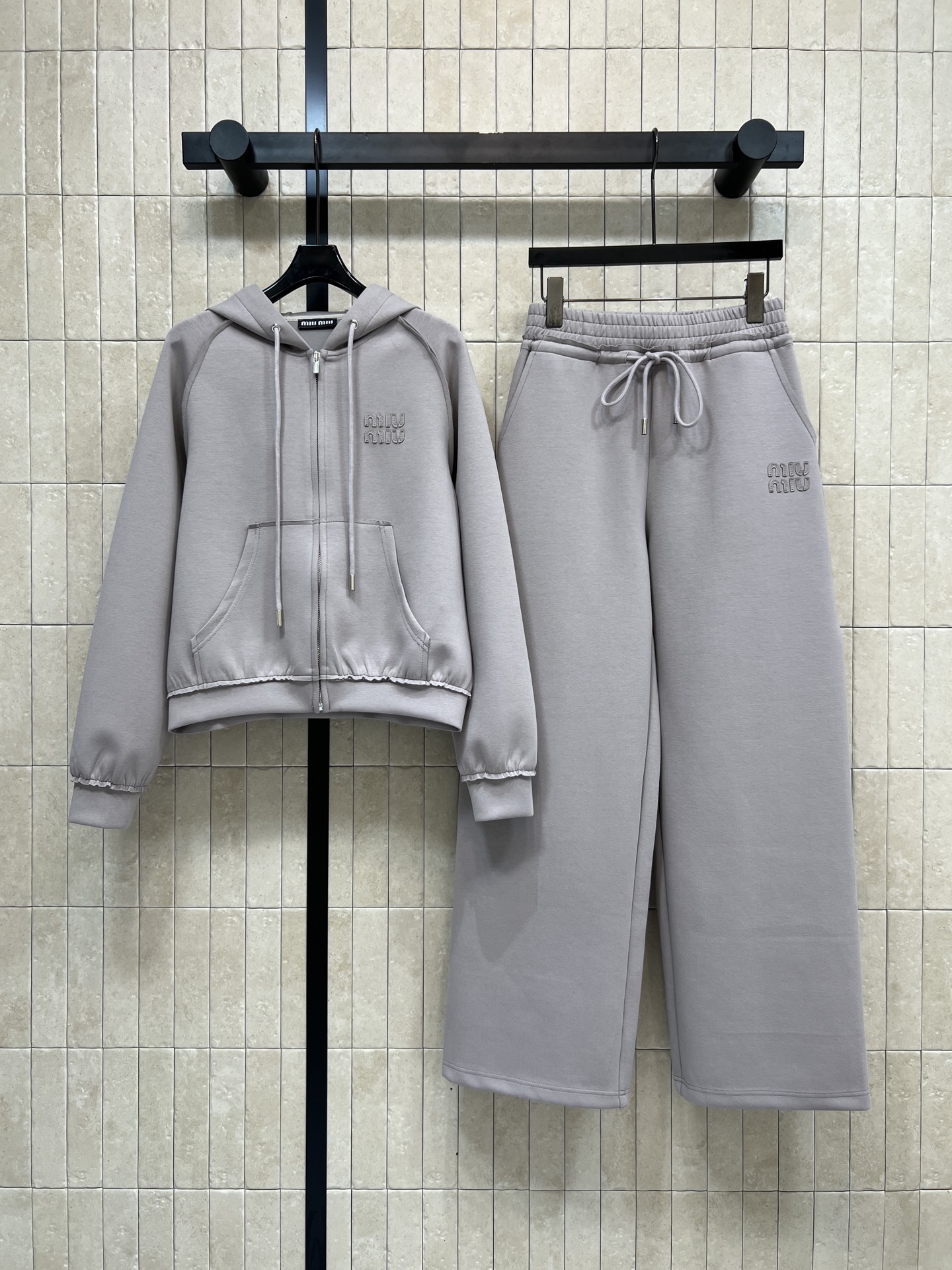 NO:627906,MIU Home 25 new autumn and winter new gray purple space cotton sports suit, hooded sweatshirt jacket and loose sweatpants, classic LOGO embroidery is super recognizable!  The overall style is simple and versatile. It is OK for daily leisure or light sports. It is just right for spring and autumn ~ one color and three sizes, Size/S-M-L,,miumiu,hoodie,sweatshirts,jackets & coats,hats,alexander wang19860909MIU家 25秋冬新款 灰紫色太空棉运动套装 连帽卫衣外套和宽松运动裤 经典LOGO刺绣超有辨识度！整体简约百搭 日常休闲或轻运动都OK 春秋季节穿着刚刚好~一色三码Size/S-M-L,,miumiu,hoodie,sweatshirts,jackets & coats,hats,alexander wang,Women's clothing