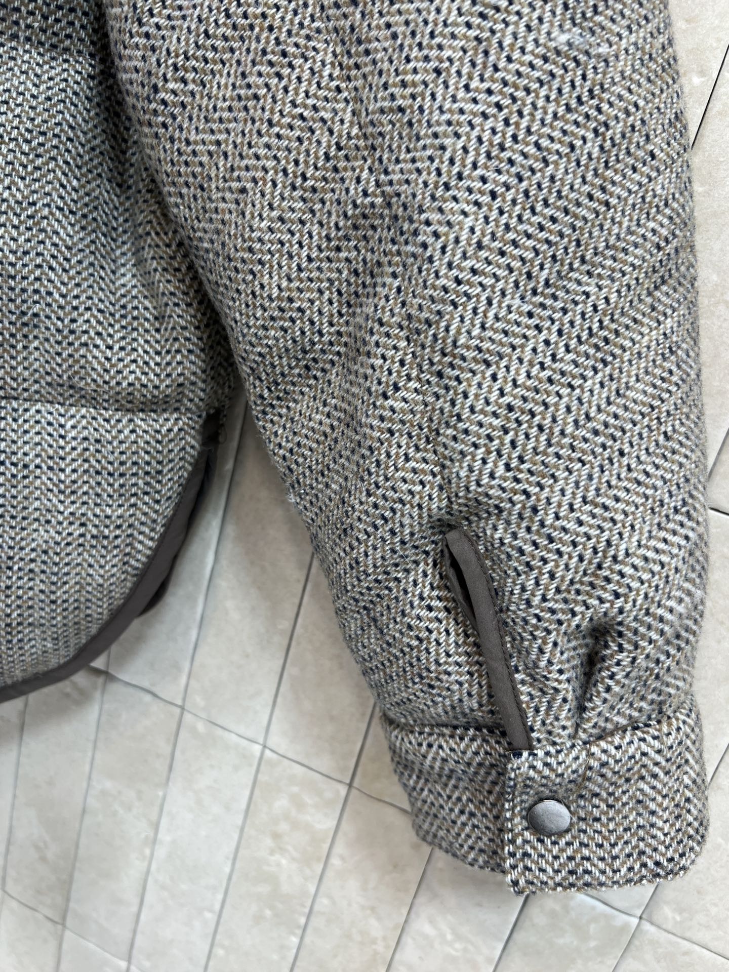 BUR家 25秋冬新款 羊毛连帽双面羽绒服 采用棉羊毛+桑蚕丝混纺 触感柔软细腻计 连帽设计+正面纽扣开
