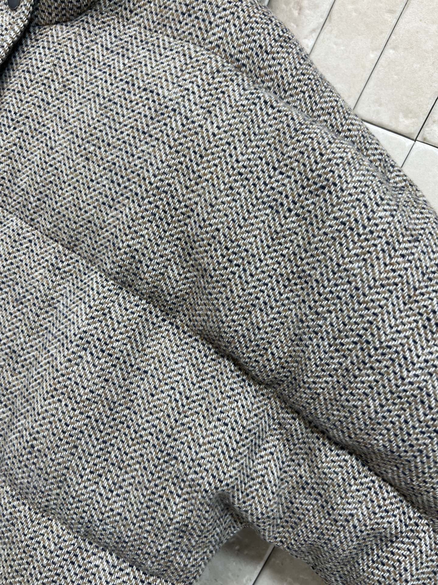 BUR家 25秋冬新款 羊毛连帽双面羽绒服 采用棉羊毛+桑蚕丝混纺 触感柔软细腻计 连帽设计+正面纽扣开