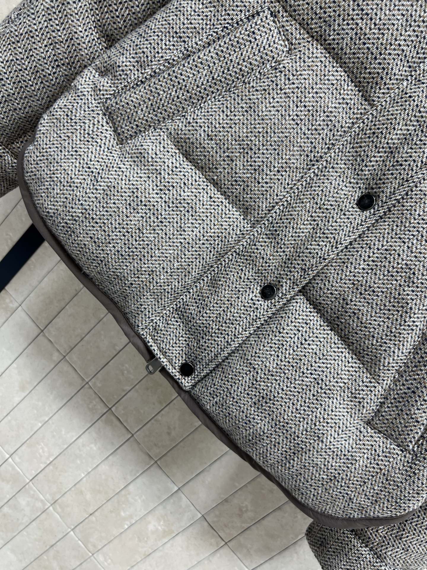 BUR家 25秋冬新款 羊毛连帽双面羽绒服 采用棉羊毛+桑蚕丝混纺 触感柔软细腻计 连帽设计+正面纽扣开