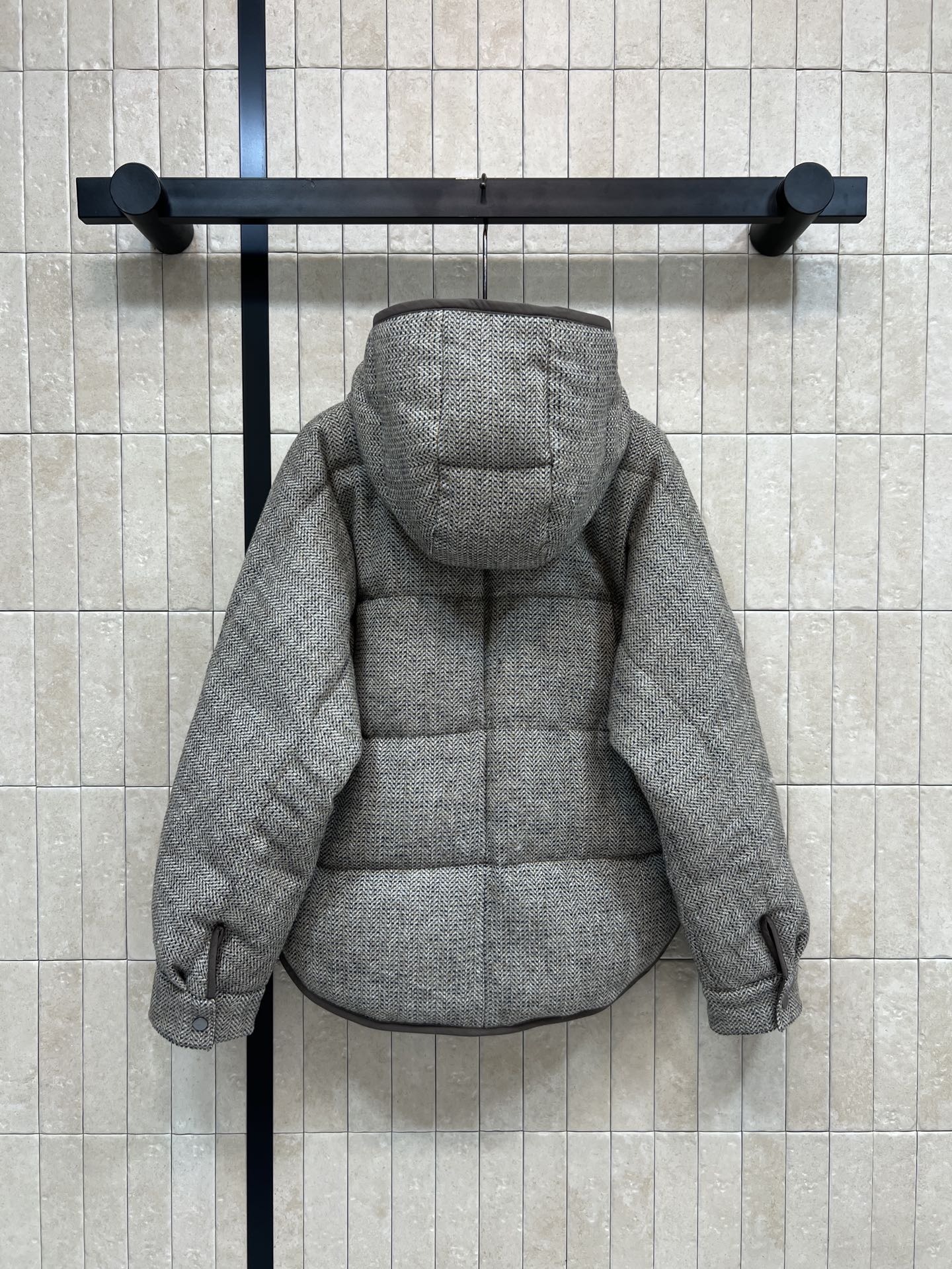 BUR家 25秋冬新款 羊毛连帽双面羽绒服 采用棉羊毛+桑蚕丝混纺 触感柔软细腻计 连帽设计+正面纽扣开