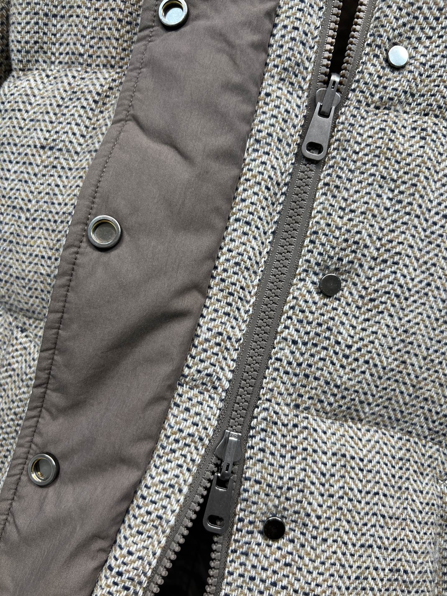 BUR家 25秋冬新款 羊毛连帽双面羽绒服 采用棉羊毛+桑蚕丝混纺 触感柔软细腻计 连帽设计+正面纽扣开
