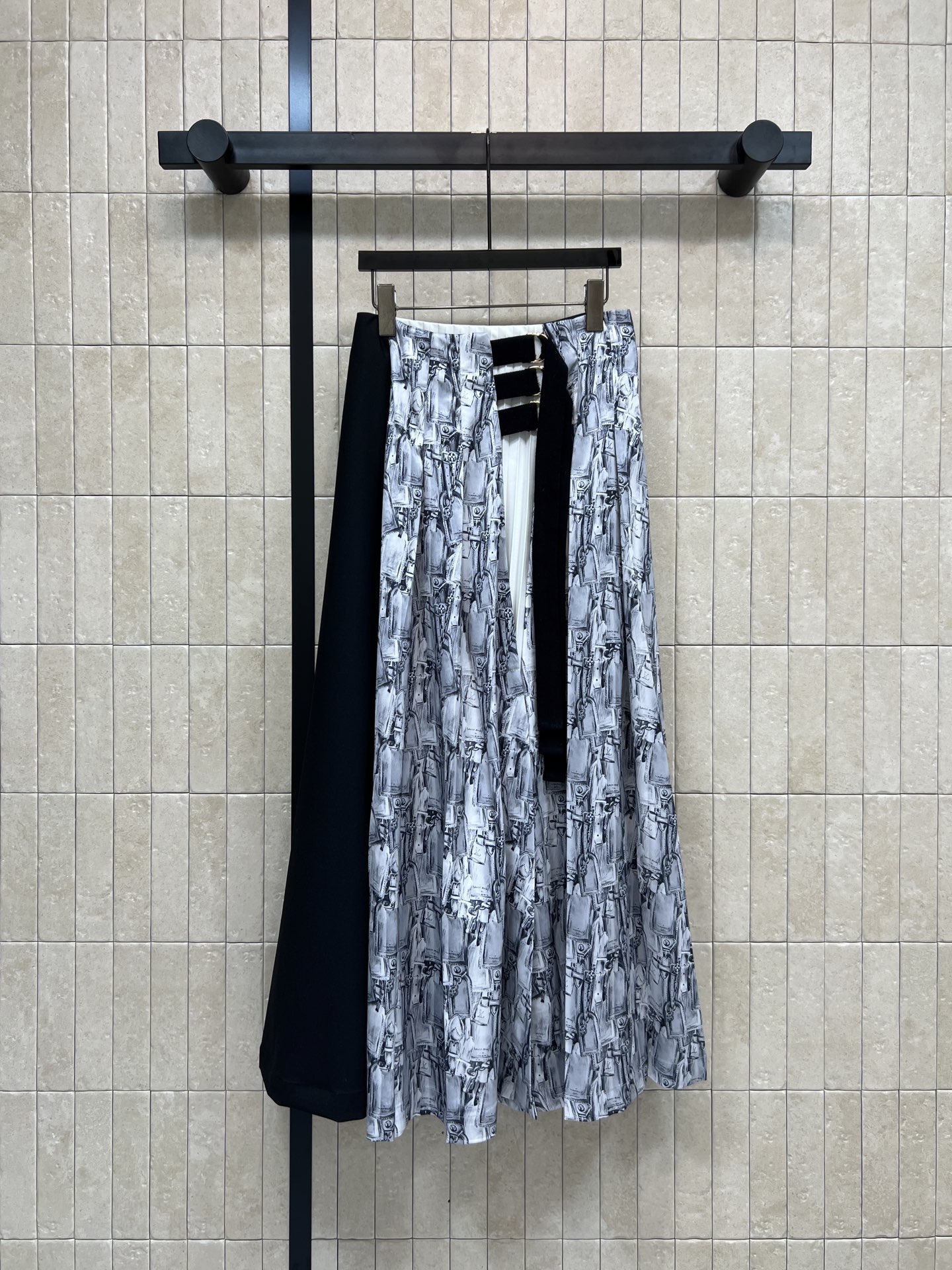 NO:627936,L's 26 spring and summer new style chain print splicing one-piece skirt. High-waisted one-piece design with drapey fabric. Slimming and body-modifying. Black and white leather zipper pattern printed fabric on the front + white pleated skirt design + black fabric on the back. Full fit!  Walking has a sense of elegance. It can be easily used for daily commuting or leisure. Just wear a simple top and it will look great. Four sizes in one color, Size/S-M-L- XL, Louis Vuitton, skirts, alexander wang19860909L家 26春夏新款 链条印花拼接一片式半身裙 高腰一片式设计垂感面料 显瘦又修饰身形 前面黑白皮革拉链图案印花面料+白色百褶裙摆设计+后面拼接黑色面料 费围感拉满！走路自带飘逸感 日常通勤or休闲都能轻松驾驭 随便搭件简约上衣就很出彩啦 一色四码Size/S-M-L- XL,,louis vuitton,skirts,alexander wang,Women's clothing