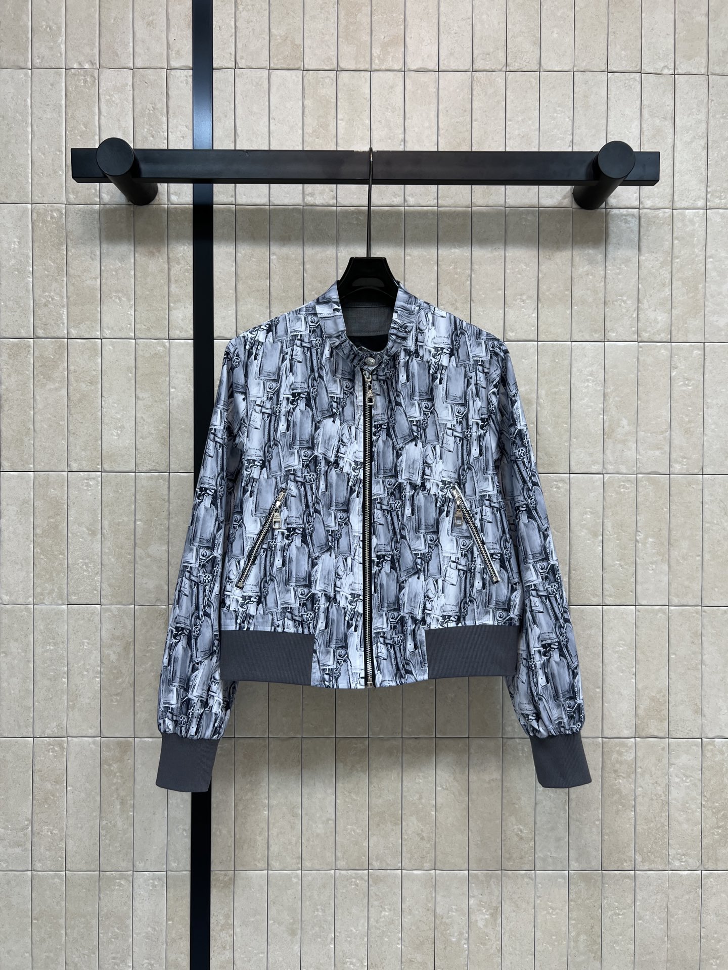 NO:627944,L's 26 spring and summer new style double-sided flight jacket, double-sided style can be switched at will. One side is the brand leather print design, the other side is the full-width Monogram pattern. Short pilot version, metal zipper + ribbed cuffs and hem. The neat and stylish contrasting color design is super eye-catching and highly recognisable. Paired with a series of skirts, the upper body is handsome, versatile and slim. A must-have item for elegant ladies. The workmanship details are in place. Four sizes in one color. Size/S-M-L-  XL,,louis vuitton,skirts,jackets & coats,jackets & coats,alexander wang19860909L家 26春夏新款 双面飞行夹克外套 双面风格随意切换 一面是品牌皮革印花设计 另一面是全幅 Monogram 图案 短款飞行员版型 金属拉链+罗纹袖口和下摆 利落有型撞色设计超吸睛 辨识度满分心 搭配系列半身裙上身帅气百搭又显瘦 气质小姐姐必备单品 做工细节到位 一色四码Size/S-M-L- XL,,louis vuitton,skirts,jackets & coats,jackets & coats,alexander wang,Women's clothing