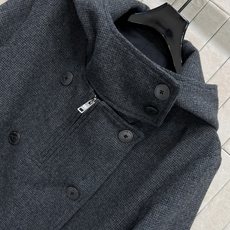 PD家 25秋冬新款 灰色毛呢连帽短款外套 双排短款风衣外套 满满的时髦博主范 短款版型 小个子也能驾驭 PD家 25秋冬新款 灰色毛呢连帽短款外套 双排短款风衣外套 满满的时髦博主范 短款版型 小个子也能驾驭