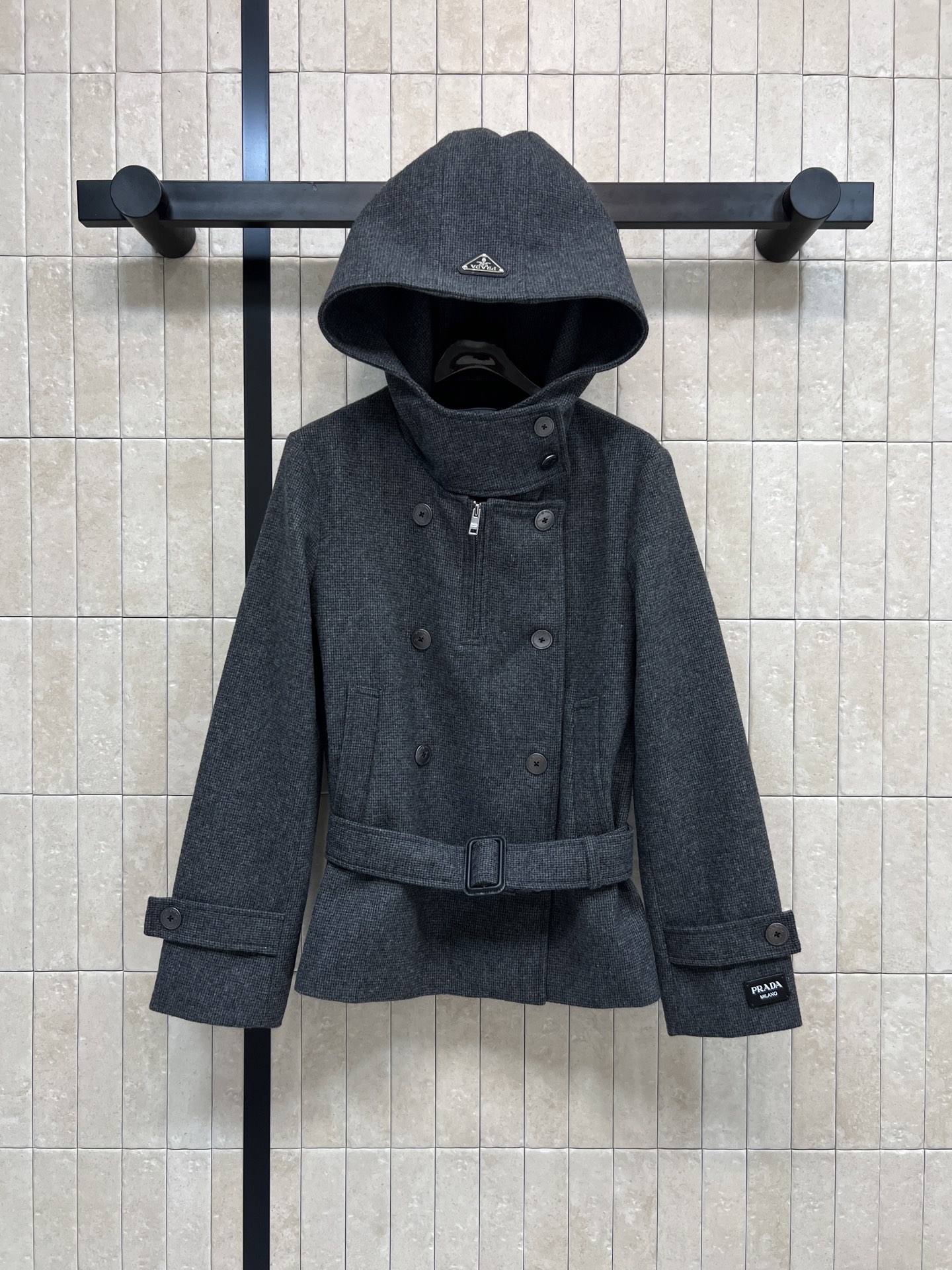 NO:629208,PD Home 25 new autumn and winter styles Gray woolen hooded short jacket Double-row short windbreaker jacket Full of fashionable blogger style Short version Small people can also manage Thick fabrics are super warm, just perfect for autumn and winter!  Customized logo buckles decorate the double-breasted buckle + belt to slim the waist. The hood is embellished with the classic triangle logo. The cuffs are embroidered with the brand. The details are low-key and textured. This length of the upper body makes the legs look longer. It is cool and fashionable. It can be used for daily commuting. The waist is matched with a cloth belt. The overall version is simple and elegant. Customized fabrics are crisp. Three sizes in one color. Size/S-M-L, dior, jackets & coats, hats, alexander wang19860909PD家 25秋冬新款 灰色毛呢连帽短款外套 双排短款风衣外套 满满的时髦博主范 短款版型 小个子也能驾驭 厚实面料超保暖 秋冬穿刚刚好！定制logo扣饰装饰双排扣+腰带收腰显瘦 连帽经典三角标点缀 袖口有品牌刺绣 细节满分 低调又有质感 这款长度上身特显腿长 酷帅时髦 在日常通勤都可以 腰间搭配本布腰带 整体版型简约大气 定制面料挺括 一色三码Size/S-M-L,,dior,jackets & coats,hats,alexander wang,Women's clothing