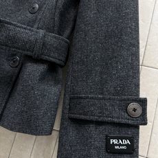 PD家 25秋冬新款 灰色毛呢连帽短款外套 双排短款风衣外套 满满的时髦博主范 短款版型 小个子也能驾驭 PD家 25秋冬新款 灰色毛呢连帽短款外套 双排短款风衣外套 满满的时髦博主范 短款版型 小个子也能驾驭