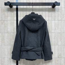 PD家 25秋冬新款 灰色毛呢连帽短款外套 双排短款风衣外套 满满的时髦博主范 短款版型 小个子也能驾驭 PD家 25秋冬新款 灰色毛呢连帽短款外套 双排短款风衣外套 满满的时髦博主范 短款版型 小个子也能驾驭