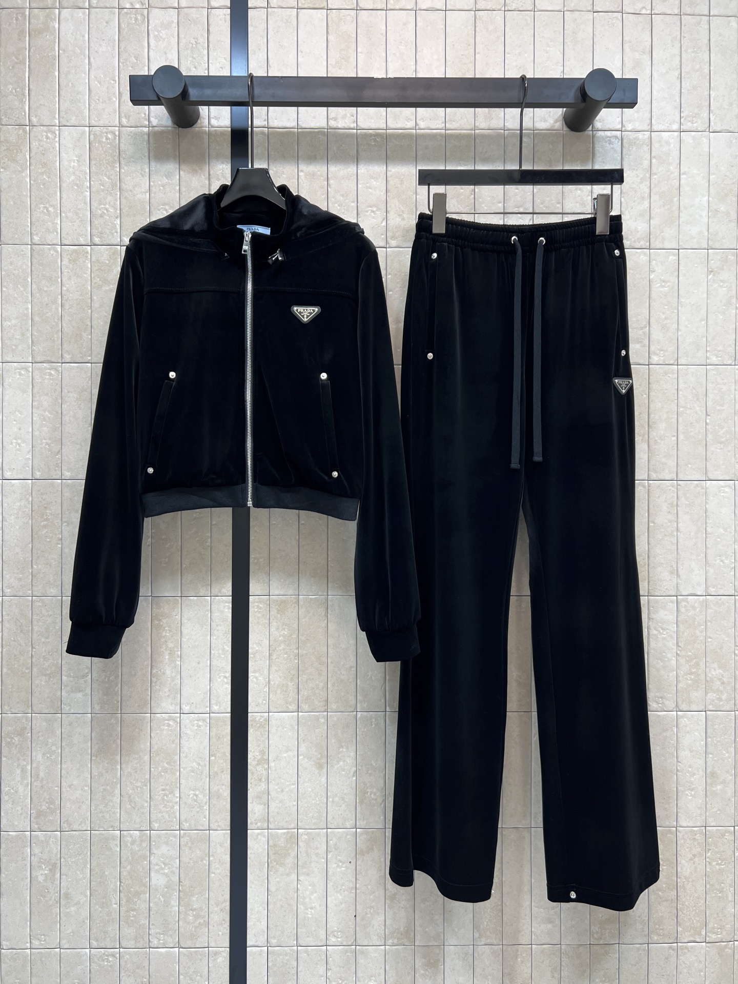 NO:629194,PD Home 25 new autumn and winter style triangle logo velvet suit, hooded detachable stand-up collar jacket + high-waisted casual pants, black velvet fabric with high-end texture, soft touch, low-key luxury, loose straight design + drawstring waist, comfortable and fashionable, rivets on the trouser legs are embellished with a sense of detail, dark colors are very versatile for autumn and winter wear, and the upper body is super stylish!  One color and three sizes Size/S-M-L,,dior,jackets & coats,hats,alexander wang19860909PD家 25秋冬新款 三角标丝绒套装 连帽可拆卸立领外套+高腰休闲裤 黑色丝绒面料质感高级 触感柔软 低调奢华 宽松直筒设计+抽绳腰部 舒适又时髦 裤脚铆钉点缀超有细节感 深色调秋冬穿超百搭 一套上身超范儿！一色三码Size/S-M-L,,dior,jackets & coats,hats,alexander wang,Women's clothing