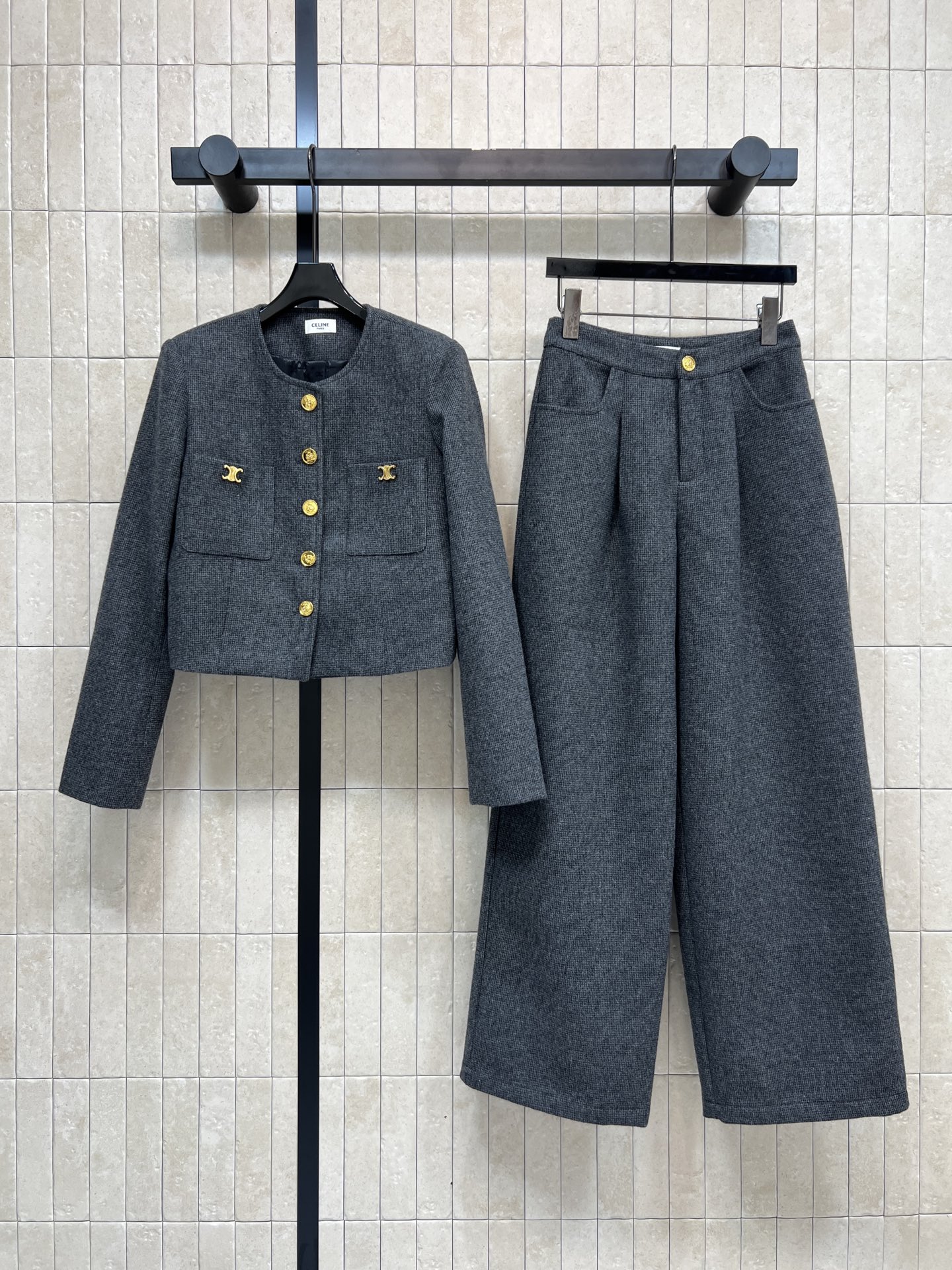 NO:629181,CE Home 26 new autumn and winter style gray wool suit, round neck small jacket + high-waisted wide-leg pants, high-quality wool blend, soft and warm texture, perfect for autumn and winter!  High waist + loose straight cut, slimming and flattering leg shape, pear-shaped body friendly, a set of upper body works well with short boots or flat shoes, can be worn for commuting and leisure, customized Arc de Triomphe metal buttons embellishment, full of sophistication, easy to get a high-end look, one color, three sizes, Size/S-M-L,,boots,flats,jackets & coats,alexander wang19860909CE家 26秋冬新款 灰色毛呢套装 圆领小外套+高腰阔腿裤 高品质羊毛混纺 质地柔软保暖 秋冬穿超合适！高腰+宽松直筒剪裁 显瘦又修饰腿型 梨形身材友好 一套上身搭配短靴或平底鞋都很OK 通勤休闲都能穿 定制凯旋门金属纽扣点缀 精致感满满 轻松get高级感穿搭 一色三码 Size/S-M-L,,boots,flats,jackets & coats,alexander wang,Women's clothing