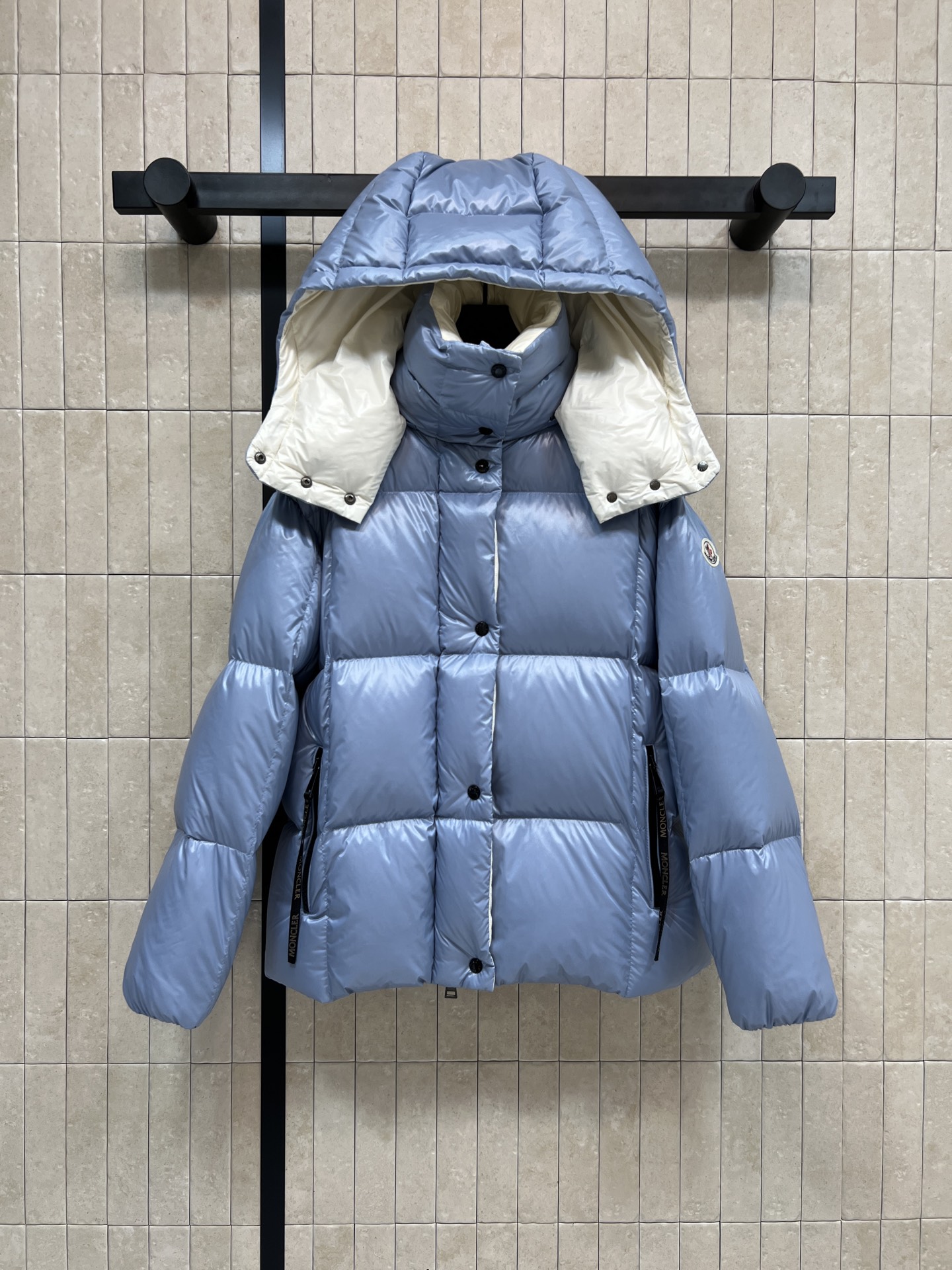 NO:629047,Equipped with dust bag MO Home 25 new autumn and winter style stand-up collar hooded bread jacket Removable hood Original customized logo embroidered badge decoration Hooded stand-up collar bread jacket version The upper body is slim and versatile National standard 90 velvet filling Warmth and practical wearability Super short version can be easily managed by small people Can be sweet or cool fashionable and versatile Three colors 0-1-2,,hats,alexander wang19860909配防尘袋MO家 25秋冬新款 立领连帽面包服 连帽可拆卸 原版定制logo刺绣徽章装饰 连帽立领面包服版型 上身显瘦又百搭 国标90绒填充 保暖实穿性超赞 短款版型小个子也能轻松驾驭 可甜可酷时髦百搭三色 0-1-2,,hats,alexander wang,Women's clothing