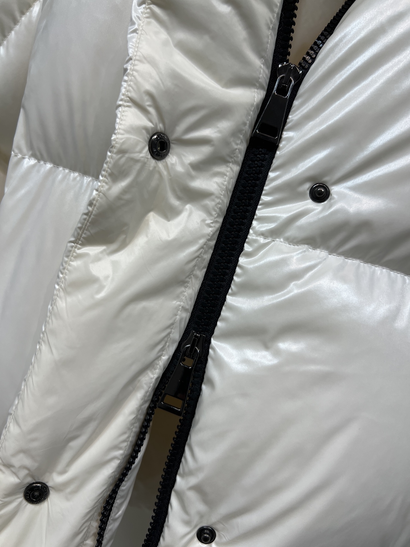 MO家 25秋冬新款 立领连帽面包服 连帽可拆卸 原版定制logo刺绣徽章装饰 连帽立领面包服版型 上身
