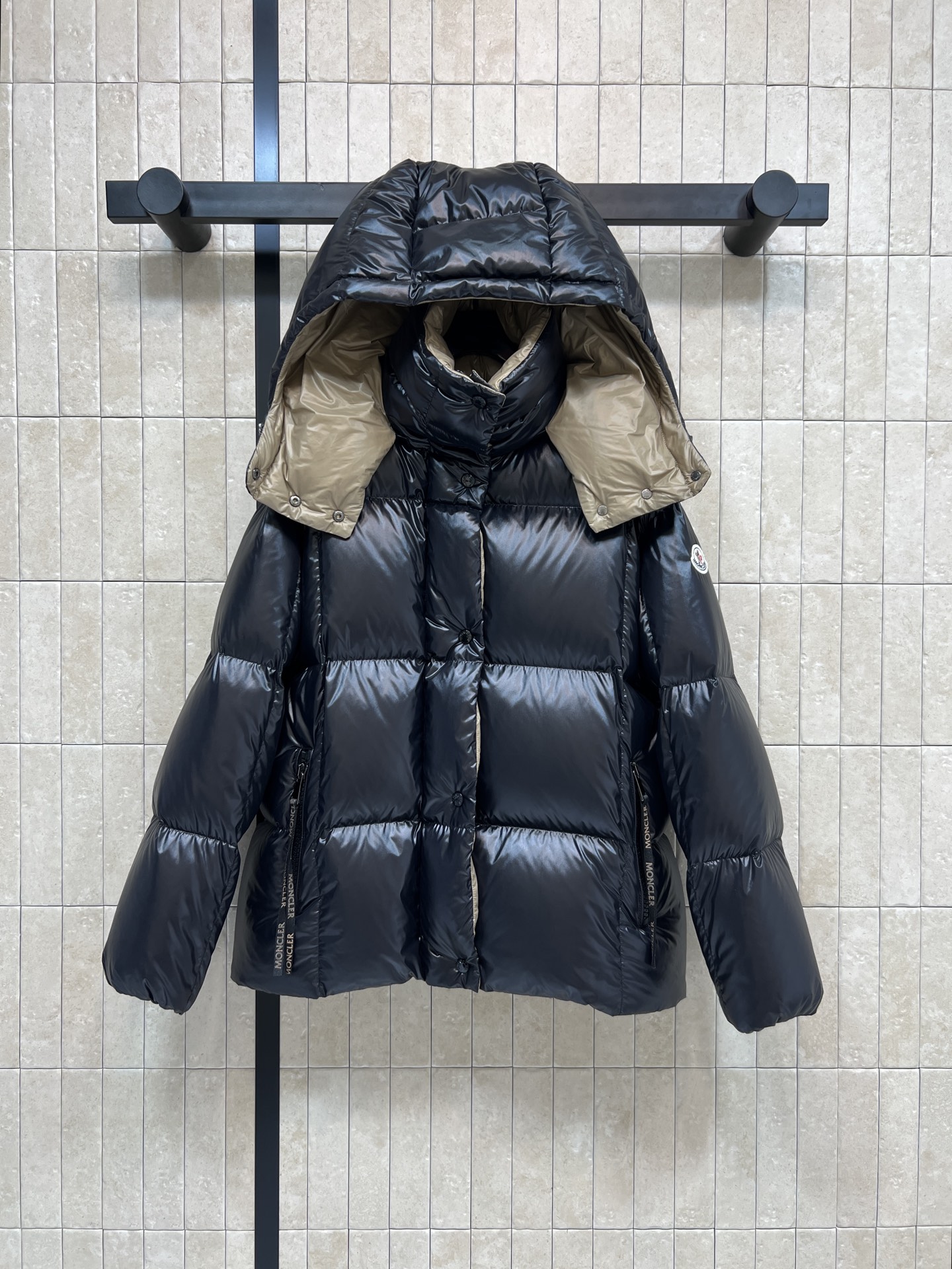 NO:629105,Equipped with dust bag MO Home 25 new autumn and winter style stand-up collar hooded bread jacket Removable hood Original customized logo embroidered badge decoration Hooded stand-up collar bread jacket version The upper body is slim and versatile National standard 90 velvet filling Warmth and practical wearability Super short version can be easily managed by small people Can be sweet or cool fashionable and versatile Three colors 0-1-2,,hats,alexander wang19860909配防尘袋MO家 25秋冬新款 立领连帽面包服 连帽可拆卸 原版定制logo刺绣徽章装饰 连帽立领面包服版型 上身显瘦又百搭 国标90绒填充 保暖实穿性超赞 短款版型小个子也能轻松驾驭 可甜可酷时髦百搭三色 0-1-2,,hats,alexander wang,Women's clothing