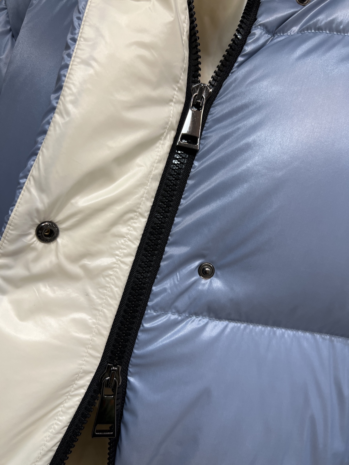MO家 25秋冬新款 立领连帽面包服 连帽可拆卸 原版定制logo刺绣徽章装饰 连帽立领面包服版型 上身
