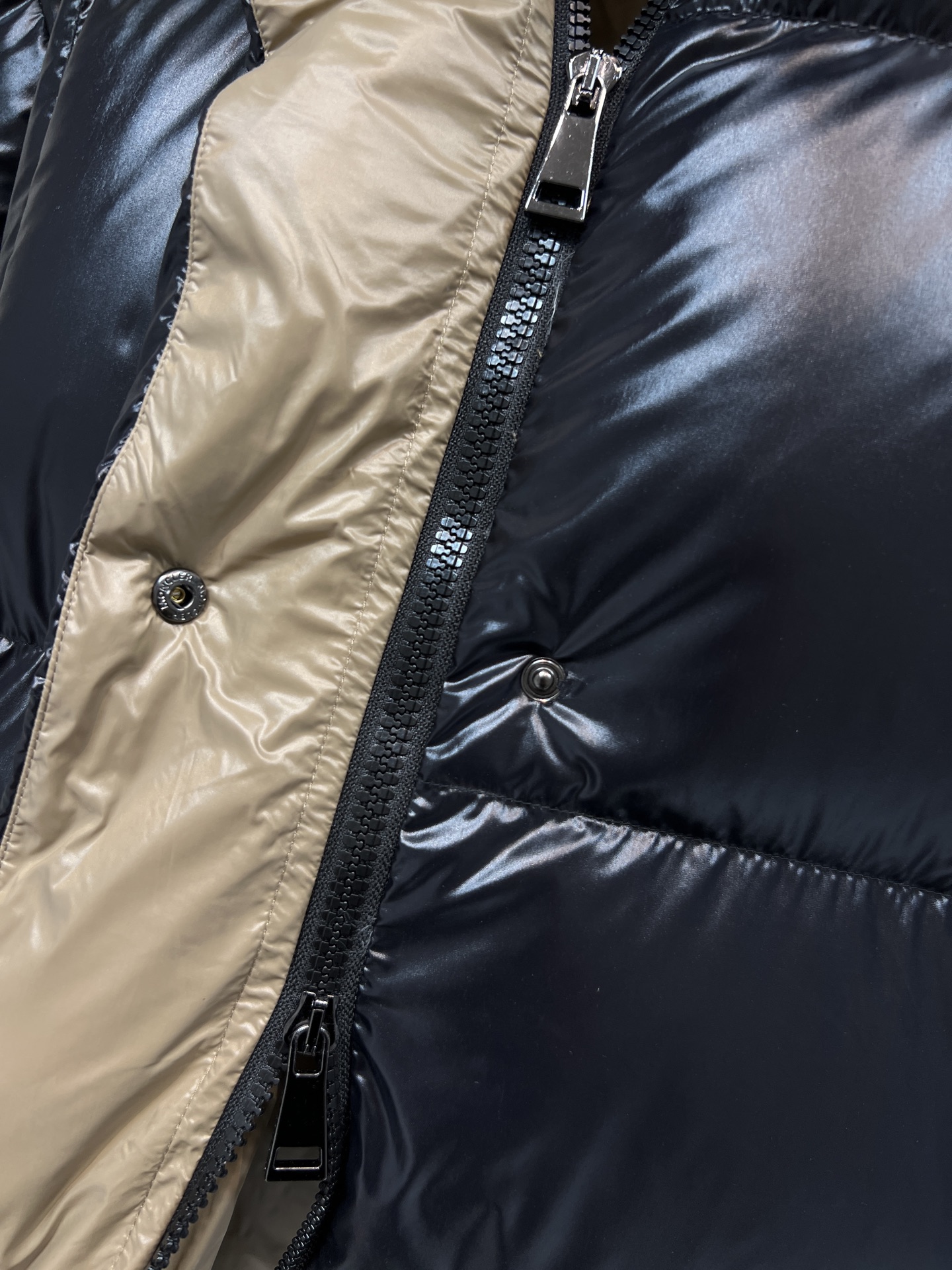 MO家 25秋冬新款 立领连帽面包服 连帽可拆卸 原版定制logo刺绣徽章装饰 连帽立领面包服版型 上身
