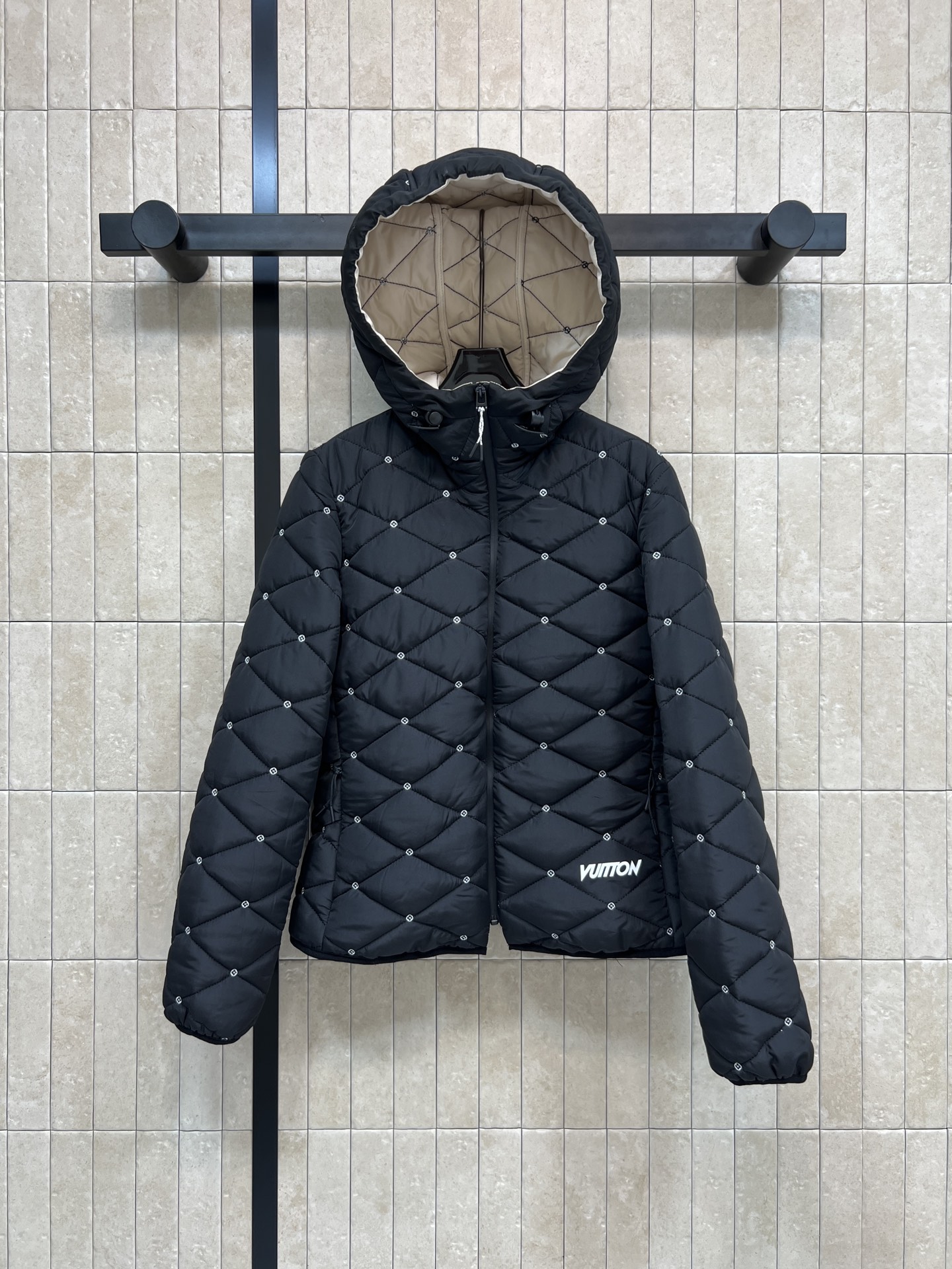 NO:629099,L's 25 new autumn and winter style, presbyopic embroidered quilted hooded cotton jacket, contrasting presbyopic embroidered quilting design, ultra-stylish rhombus plaid, loose fit with quilted texture, full warmth retention rate, classic brand embroidered logo embellishment, must-have attention to detail, super suitable for autumn and winter, hooded design, windproof and considerate, easy to use for commuting and leisure!  Four sizes in one color Size/S-M-L- XL,,louis vuitton,hats,alexander wang19860909L家 25秋冬新款 老花刺绣绗缝连帽棉服 撞色老花刺绣绗缝设计 菱形格纹超有型 夹棉质感宽松版型 保暖力满分率 经典品牌刺绣logo点缀 细节控必入 秋冬穿超合适 连帽设计防风又贴心 通勤休闲都能轻松驾驭！一色四码 Size/S-M-L- XL,,louis vuitton,hats,alexander wang,Women's clothing